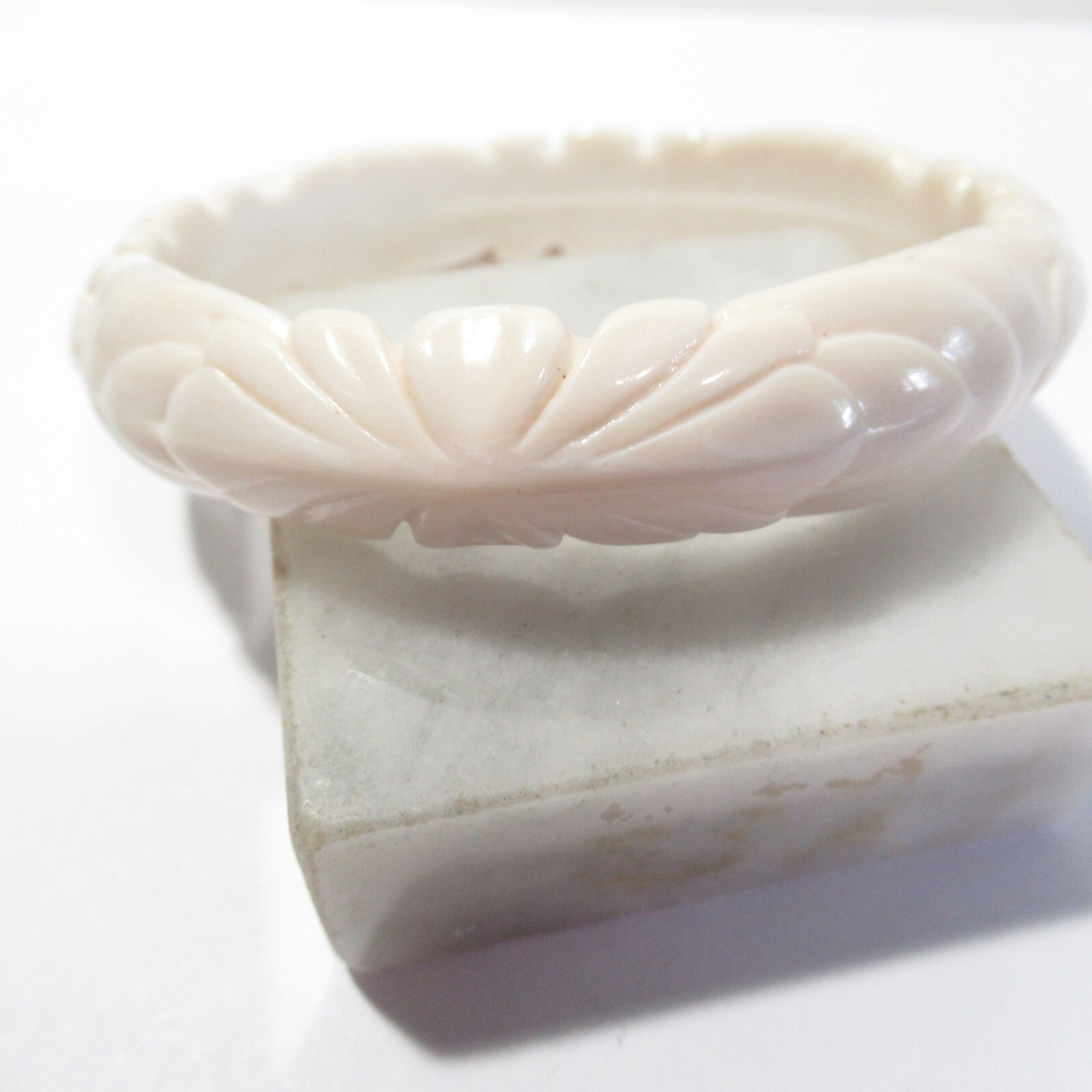 Carved Scalloped Edge Design Off White Light Beige Bangle Bracelet Vintage