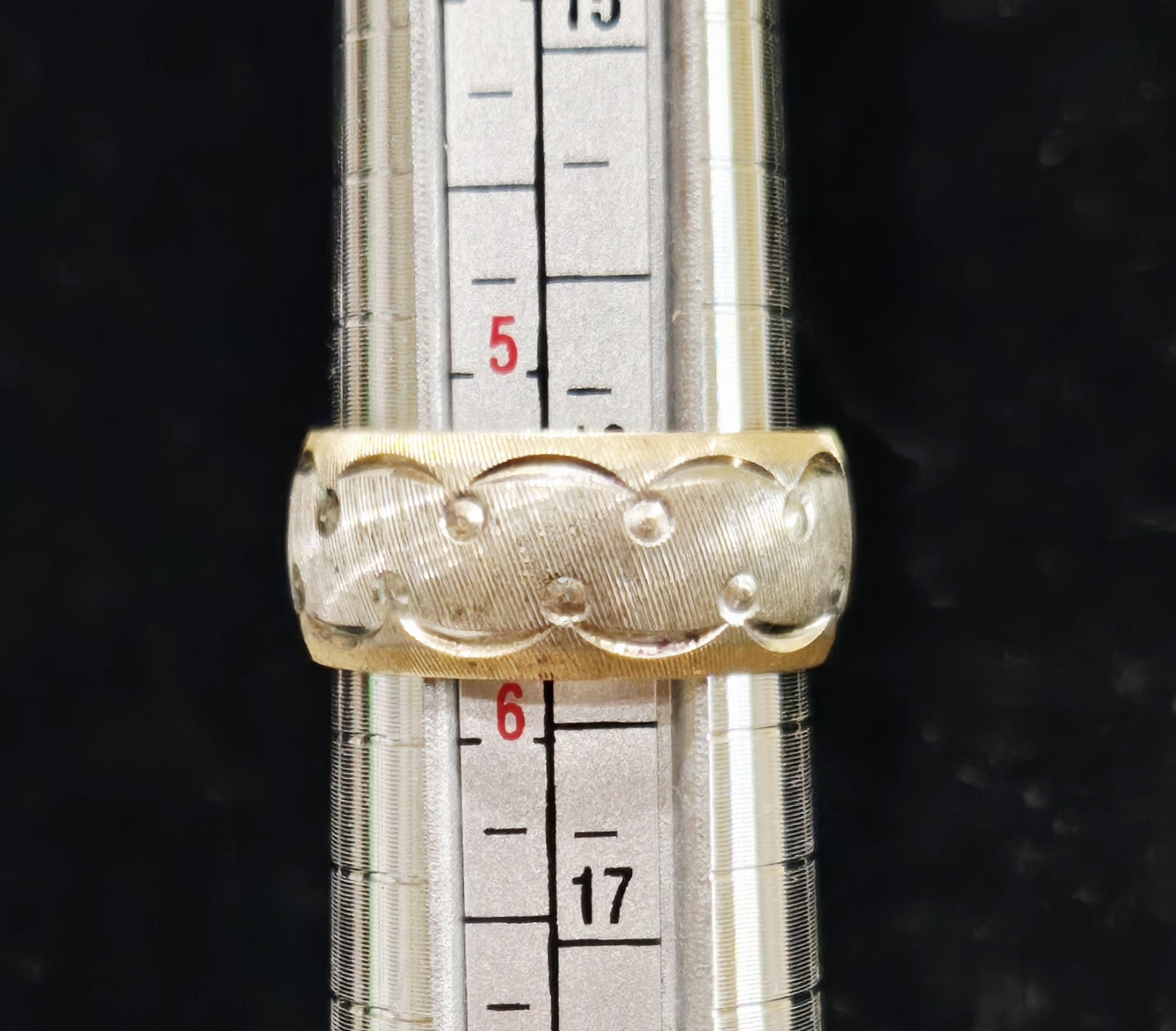 1960s 14K White & Yellow Gold Art Carved Wave & Orb Florentine Wedding Ring 5.5