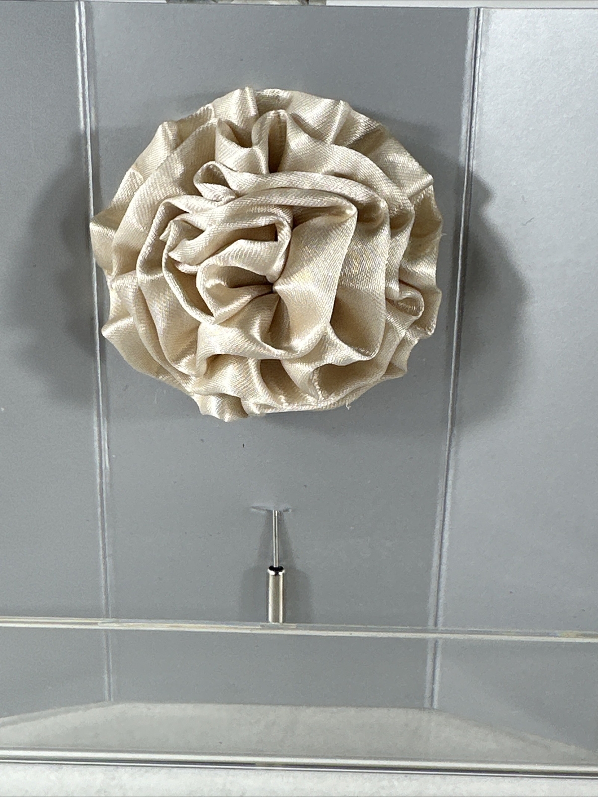 Stacy Adams Bone Beige Lapel Pin Fabric Foral Design 100% Polyester 2″ Wide