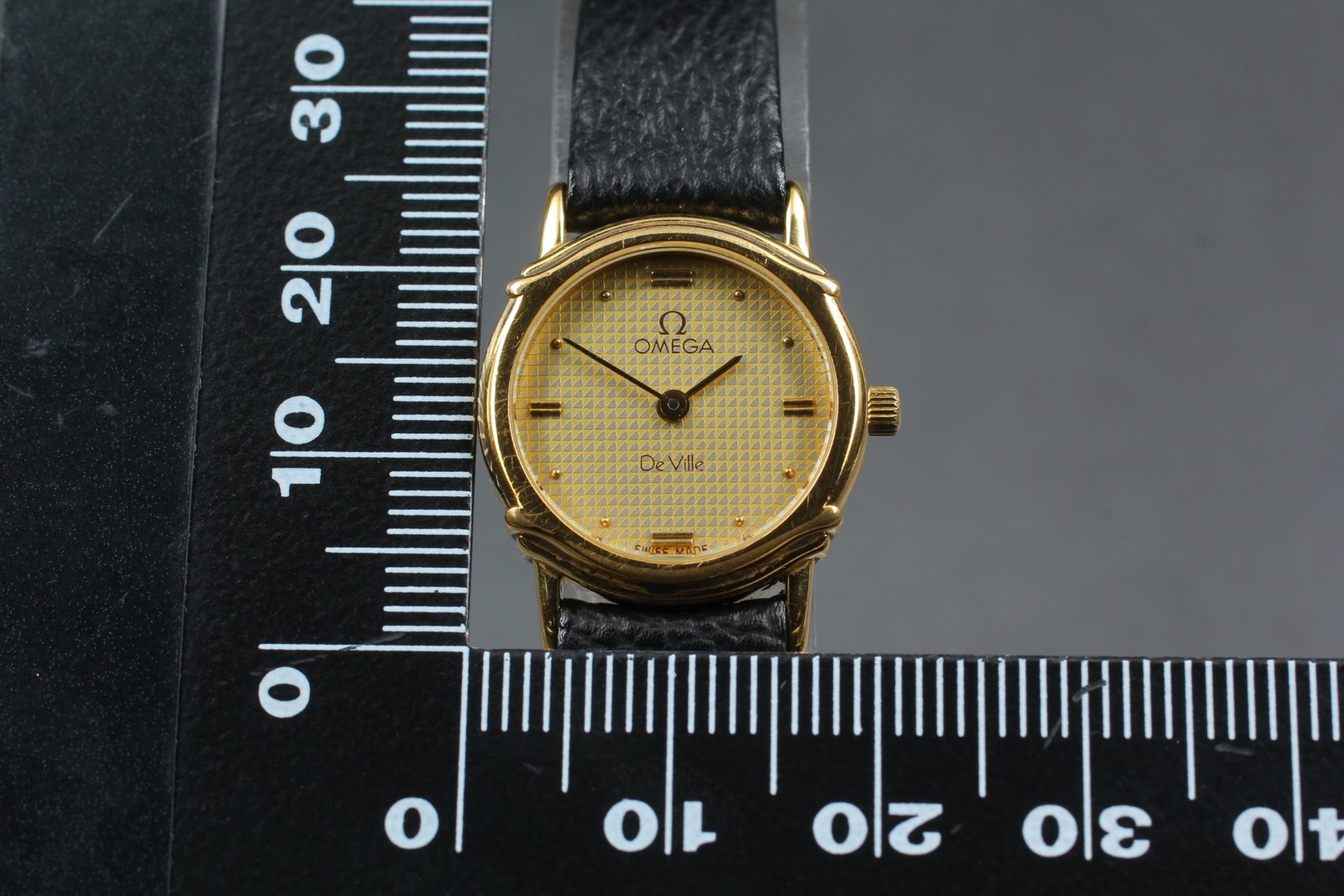 Vintage 1985 OMEGA DeVille Quartz Cal.1455 Gold Guilloche 20mm Women’s Watch