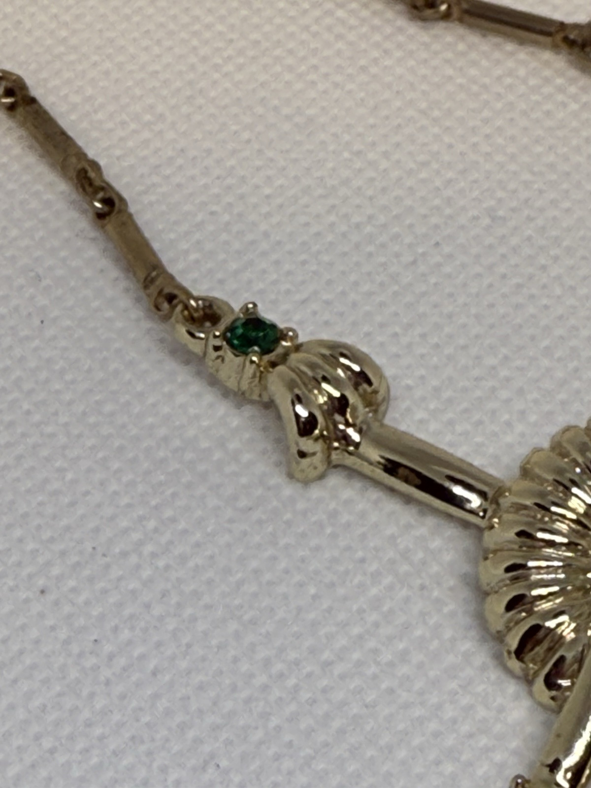 Vintage 40s-50s gold tone nesklatse, green rnestones accents 16in, Lock box