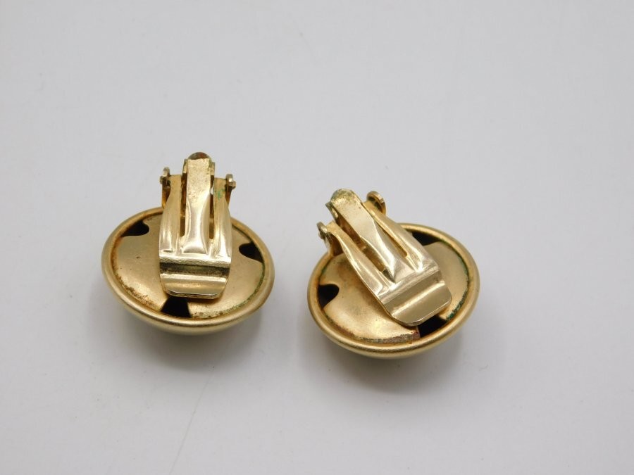 B292-VINTAGE CLIP EARRINGS~BUTTON STYLE~GOLD TONE~3/4″ WIDE