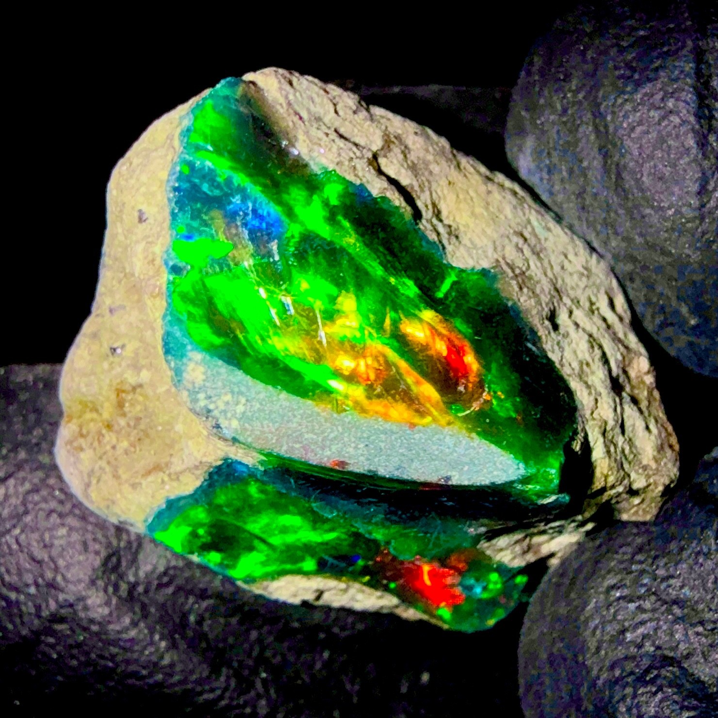 Natural Black Fire Opal rough, Ethiopian opal gemstone, Dry opal 18.8Ct 18×15 mm
