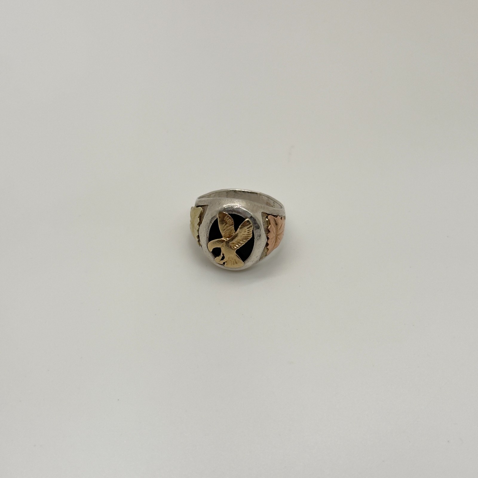 Landstrom’s 12K Black Hills Gold Sterling Silver Men’s Eagle Onyx Ring Size 9.5
