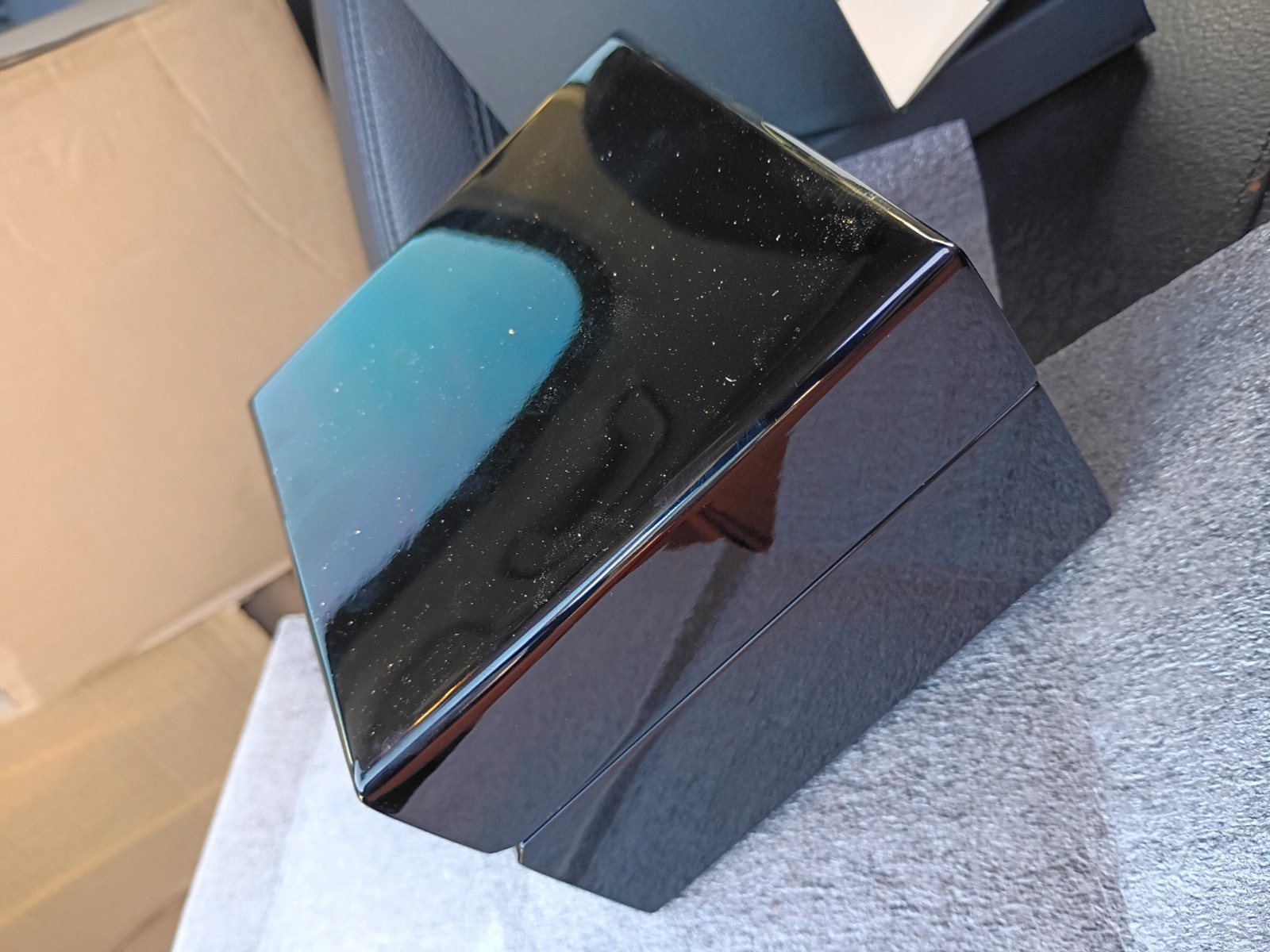 Premium Warner High-Gloss Black Watch Box – Luxury Gift & Display Cases