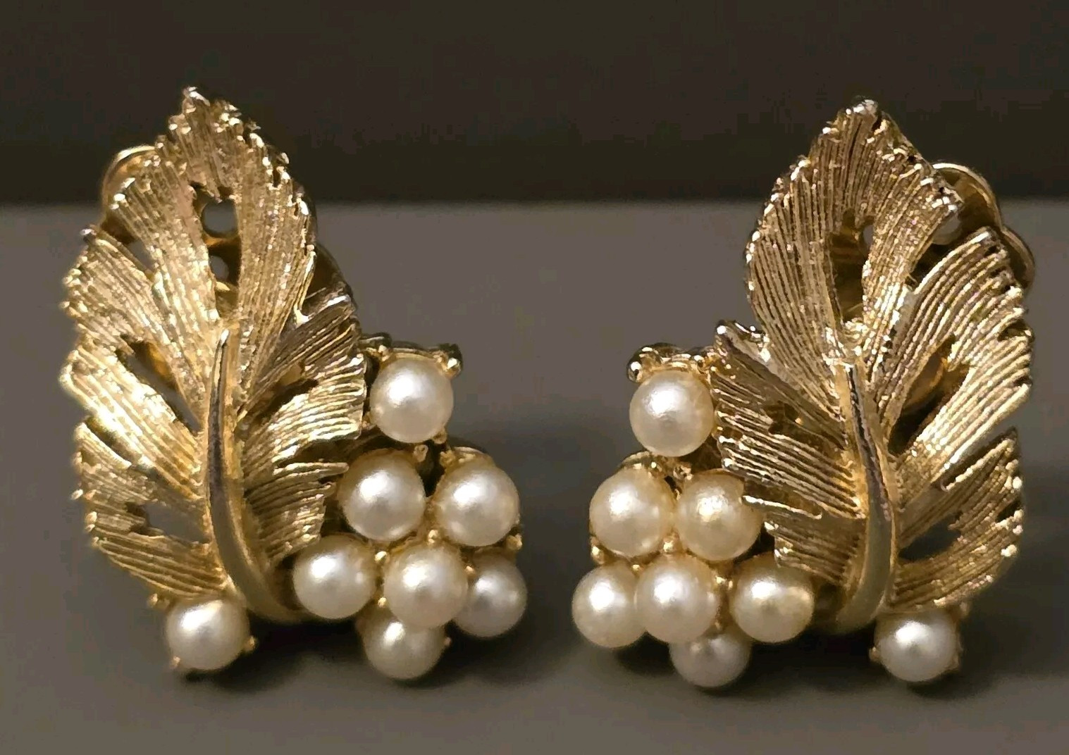 LISNER FAUX PEARLS GOLD GILTED LEAF DESIGN CLIP-ON EARRINGS-EC☆1.2″ L☆GORGEOUS