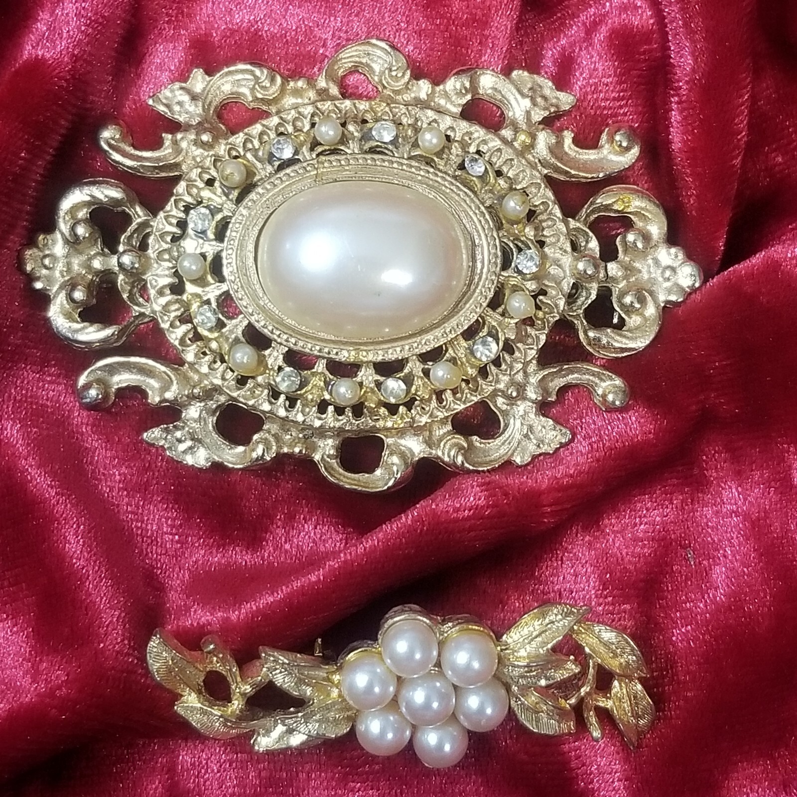 Richelieu 2 Brooch Pins 1 Large Oval & 1 Bar Pin Faux Pearls Gold Tone Vintage