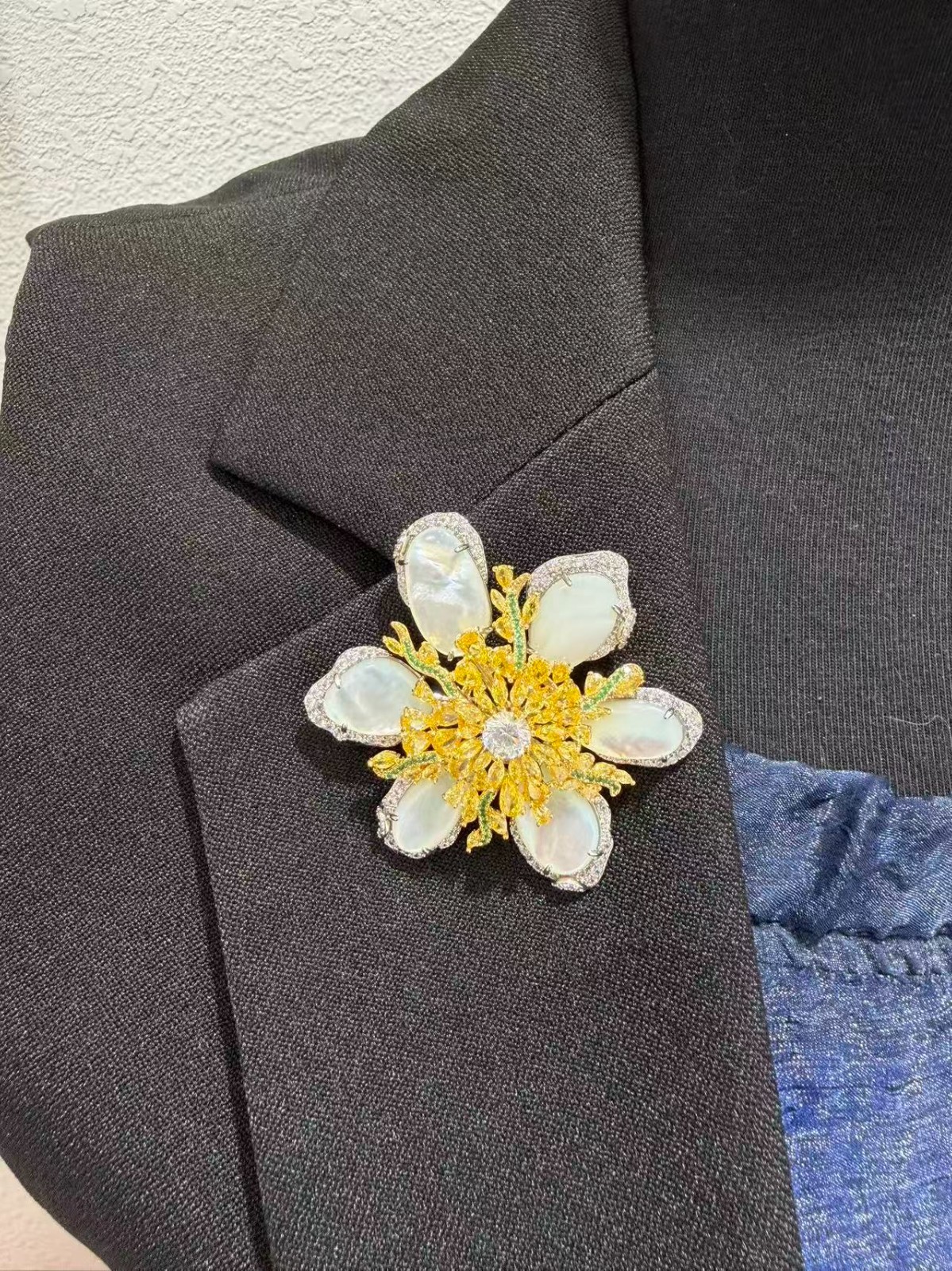 natural sea shell flower brooch copper with cubic zircon gold and white color