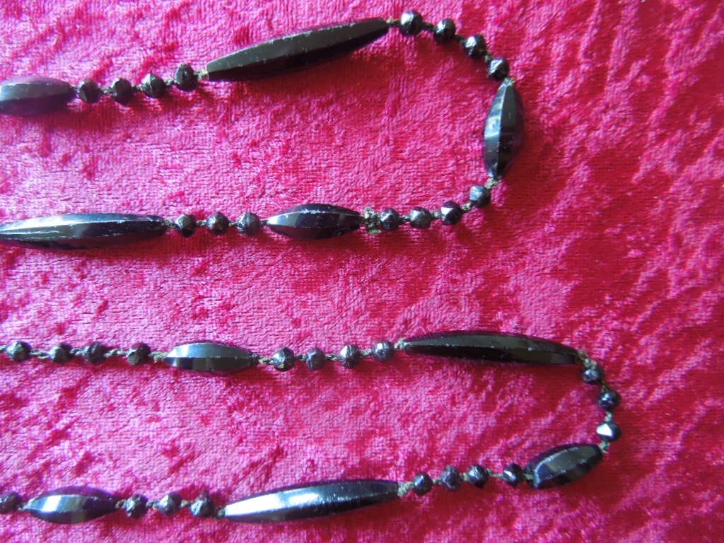 J5401 ART DEC DUTCH VERY LONG BLACK Whitby Jet FLAPPER LENGTH 180 CM SEE DESCR