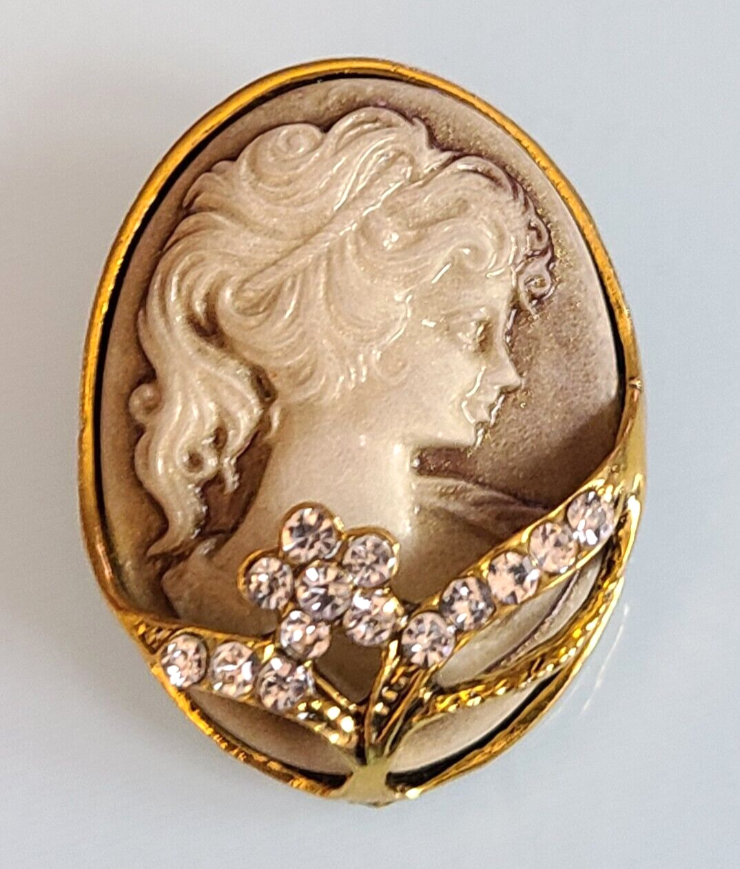 GORGEOUS 1 1/2 INCH DIMENSIONAL RESIN RHINESTONE CAMEO FLOWERS BROOCH PIN WOW