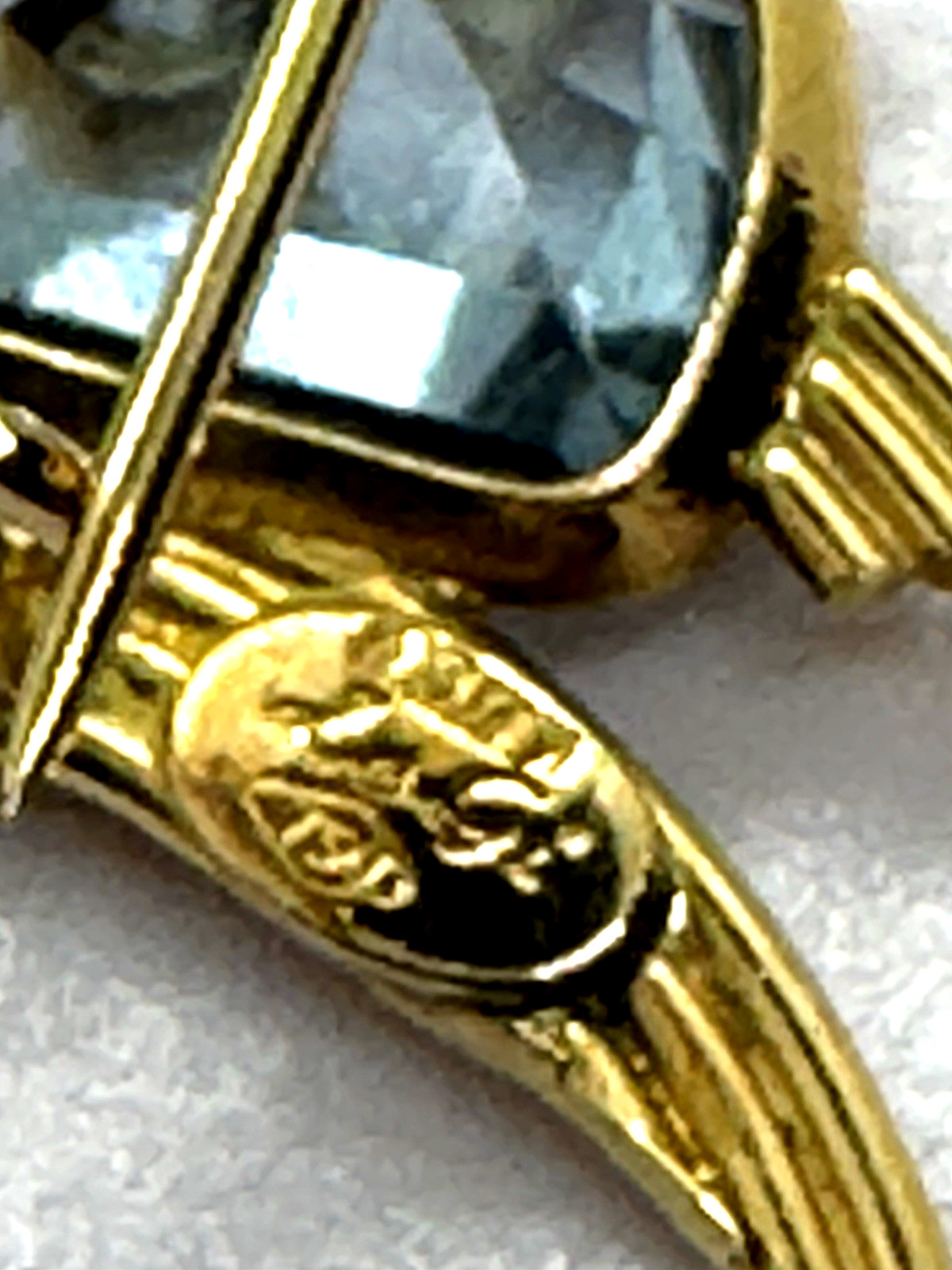 18k Le Gi Blue Topaz Fish Pin C Clasp little brooch with character 2.4 grams