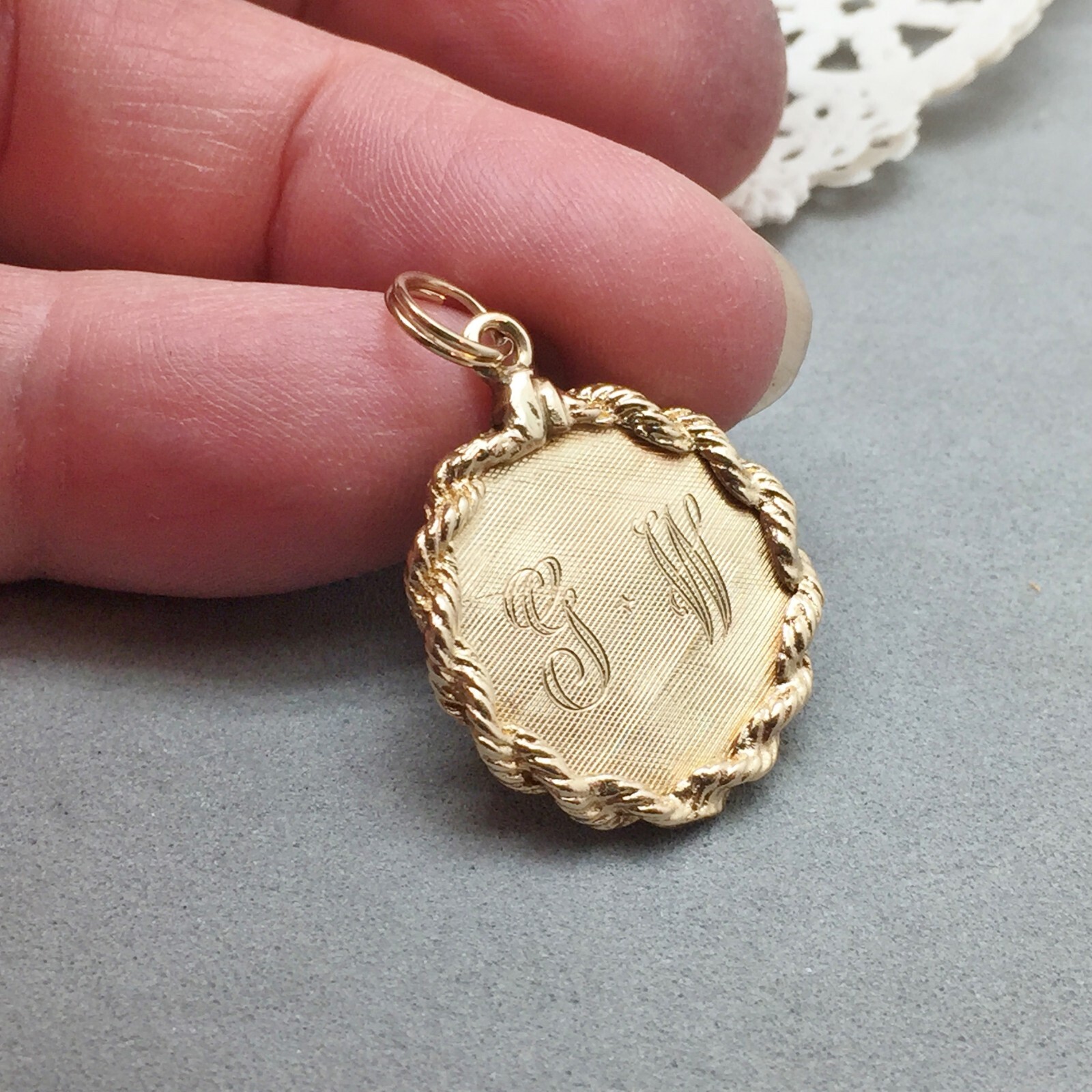 Solid 14k Yellow Gold Charm “Jane / JW” Engraved Rope Edge 7/8″ M&M Co 4.1 gram