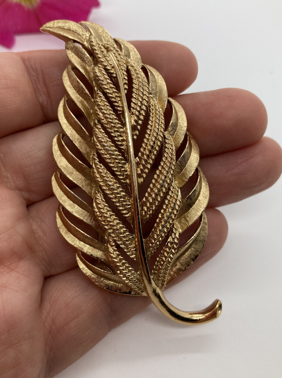 Beautiful Vintage Signed Monet Goldtone Leaf 3” Brooch Pin 2359