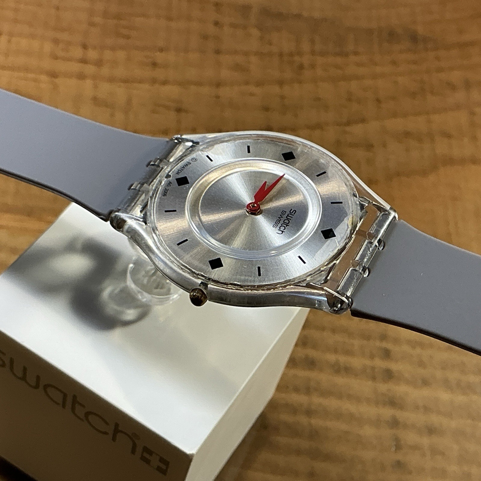 SKIN – ULTRA THIN – SILVER DIAL / RED HANDS – 34mm