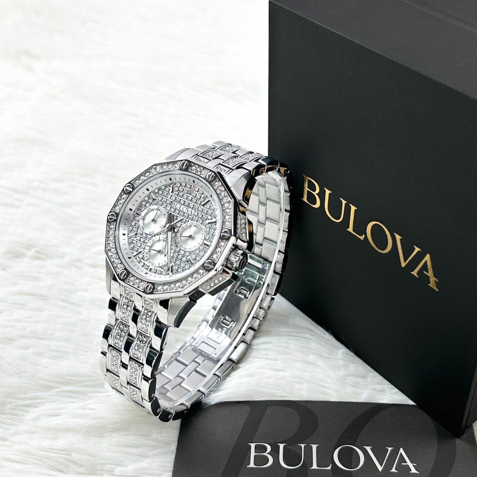 Bulova 96C134 Crystal Men’s Quartz Day / Date Silver Stainless Steel Watch 42 MM
