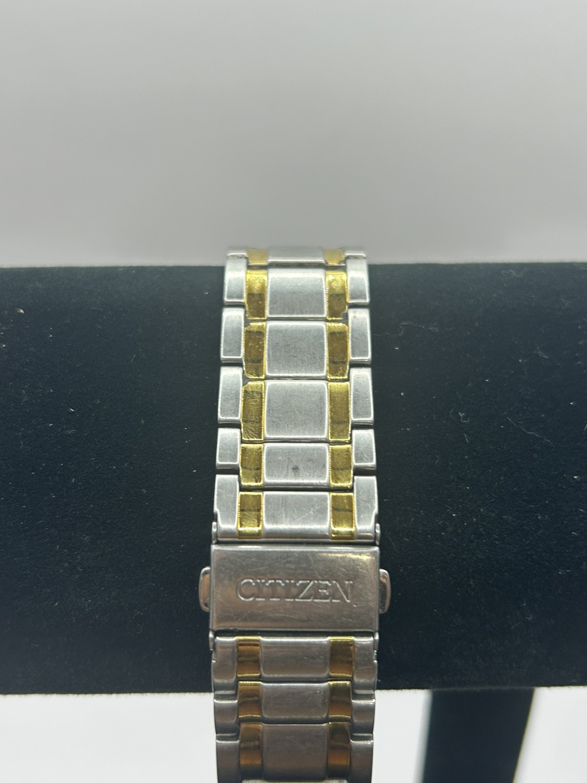 Citizen Eco-Drive Mens Stainless Steel 2-Tone Watch E111-S084211- Nice Working