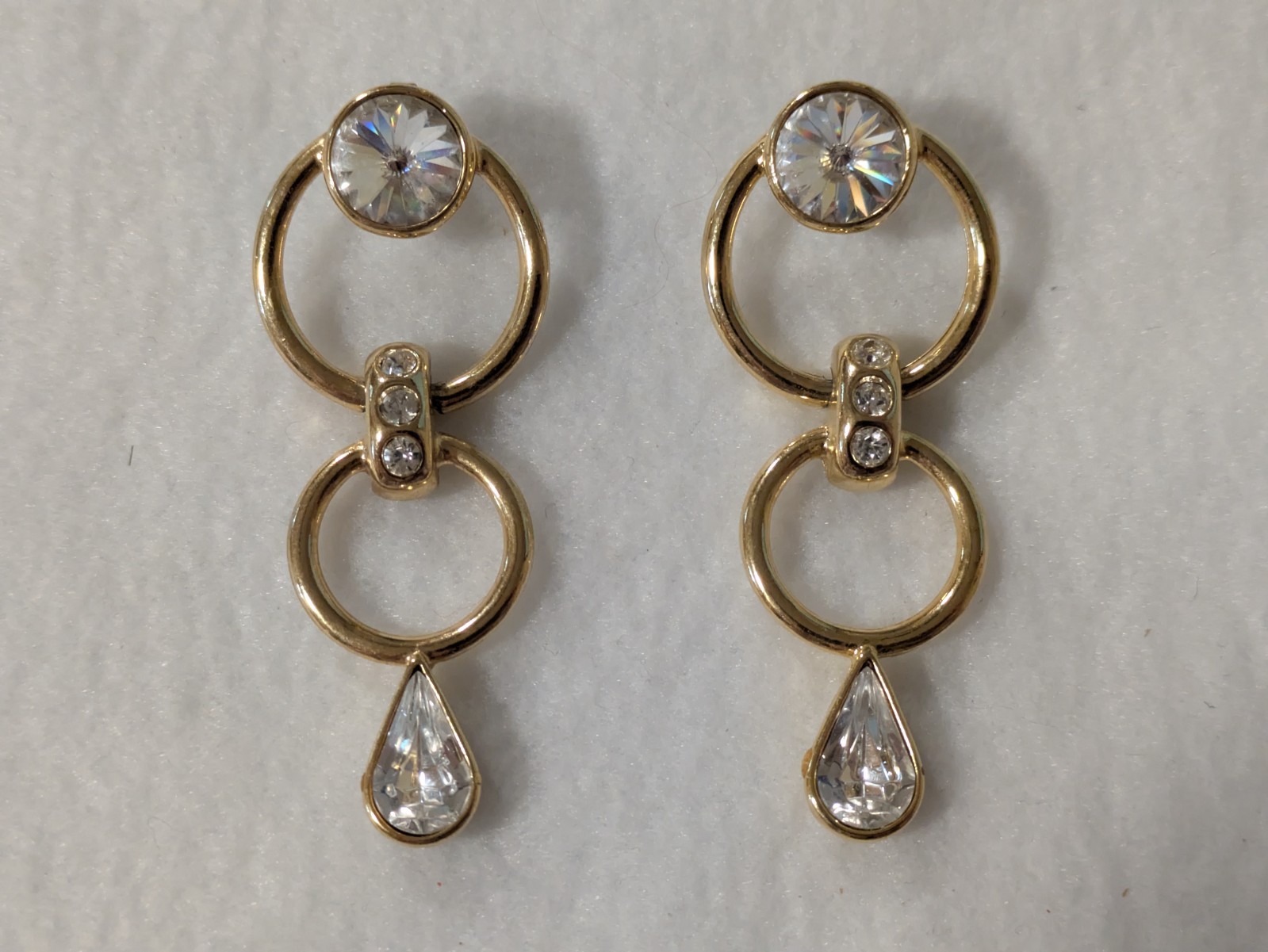 VINTAGE BIJOUX DESIGNS NEW YORK GOLD TONE TEARDROP PIERCED DROP EARRING STUNNING