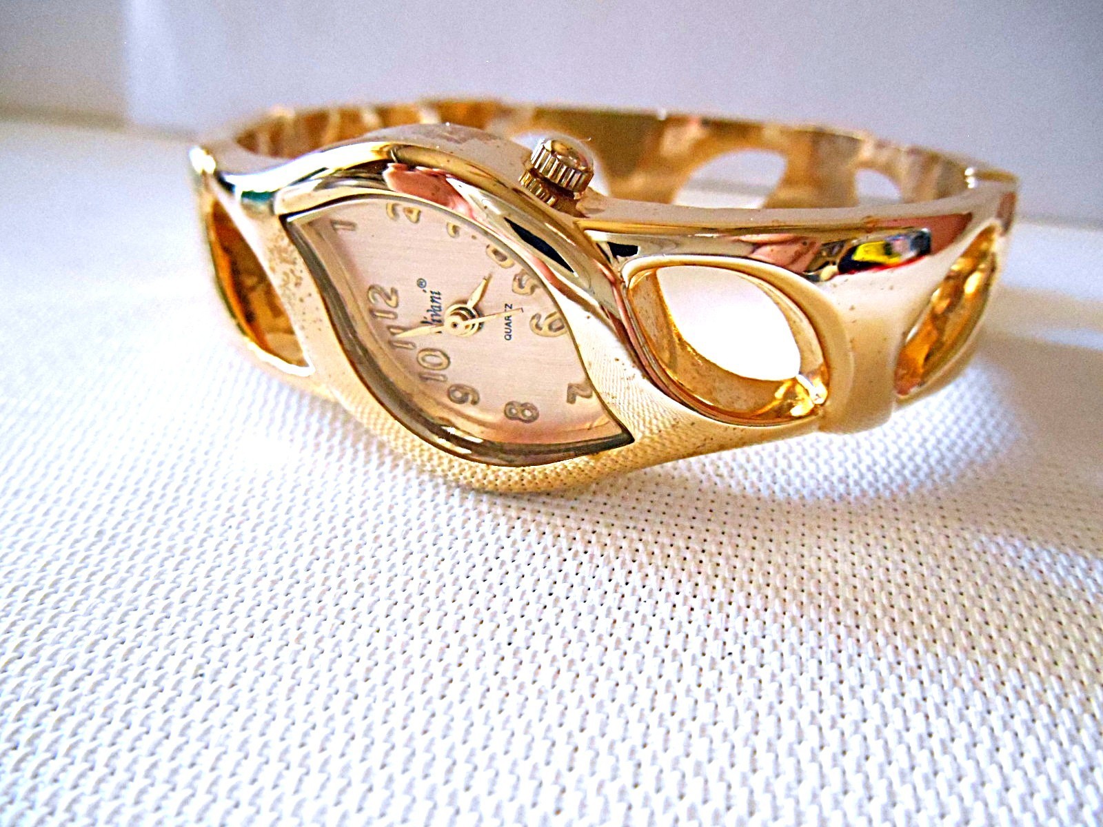 VIVANI K1110 Accutime Watch Corp. Goldtone Clamper Bracelet Watch – New Battery