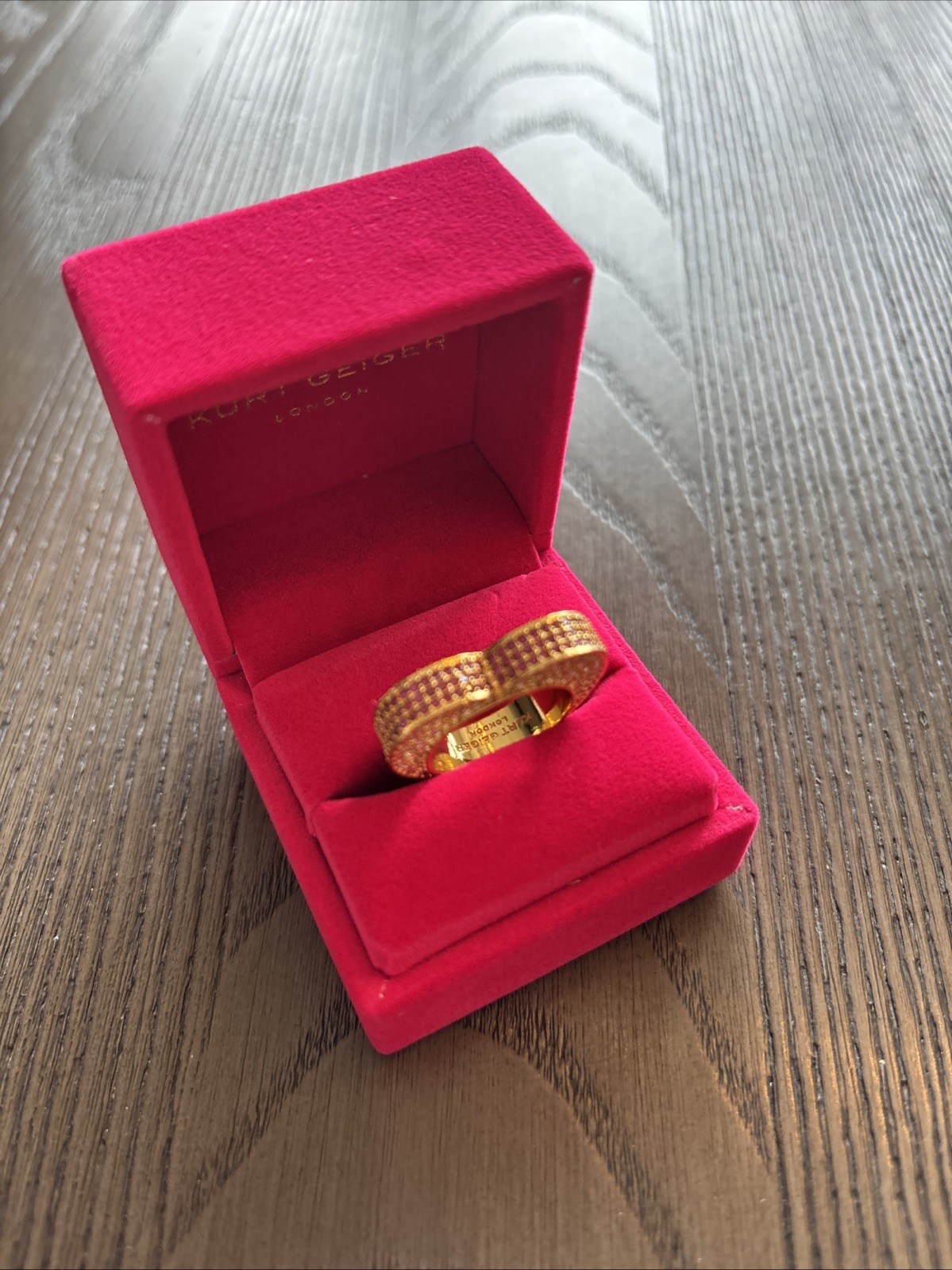 KURT GEIGER LONDON GOLD TONE PAVE HEART BAND RING IN PINK 8 New In Box