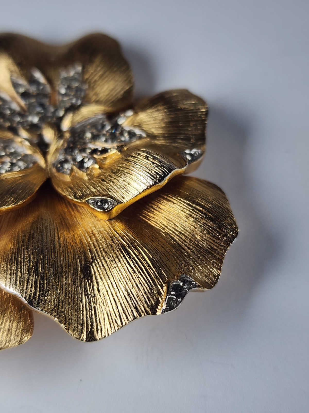 ELEGANT ALFRED PHILIPPE CROWN TRIFARI PAVE’ TRIFANIUM PANSY FLORAL BROOCH TG1
