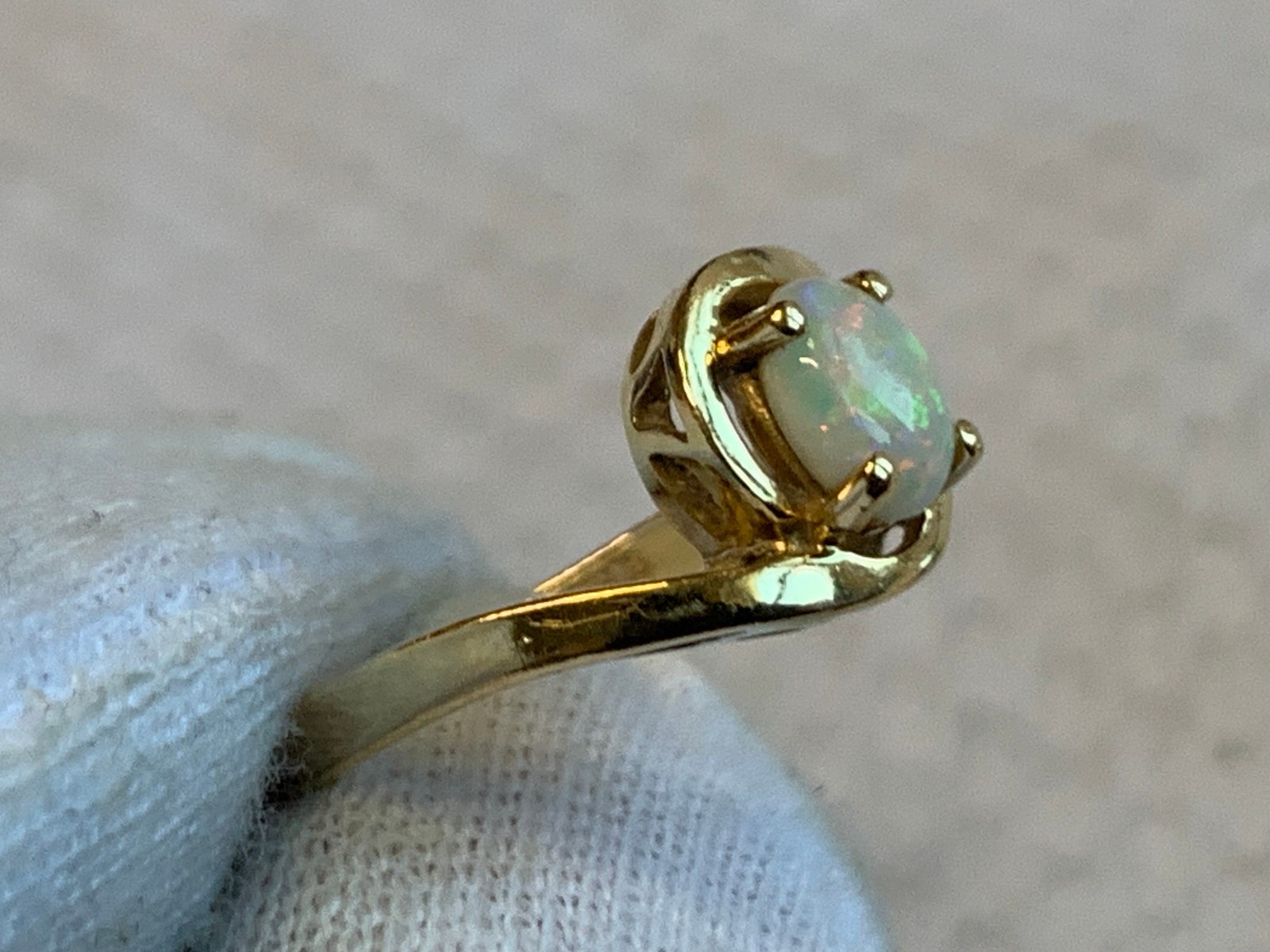 14K Yellow Gold Ring 1.95g Fine Jewelry Size 5 Band Opal Look Stone *READ*