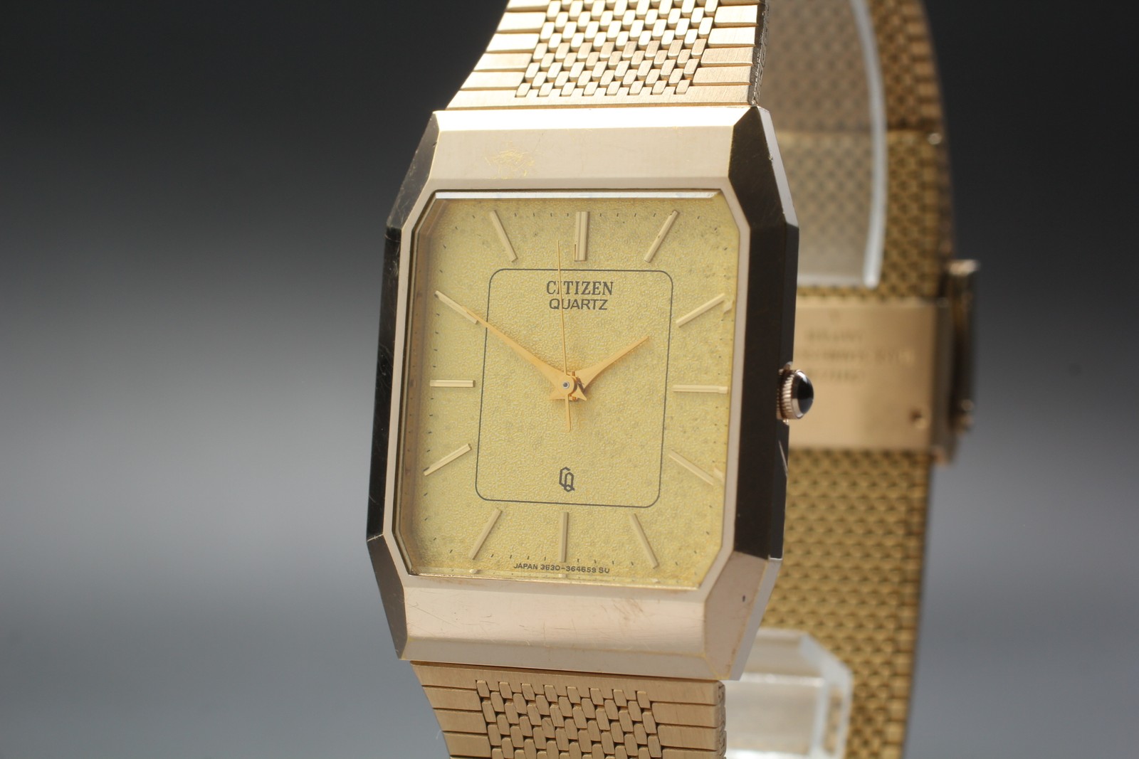 *NEAR MINT* Vintage 1986 CITIZEN CQ 3630 T4-362314 Gold Dial 27mm Mens Qz Watch