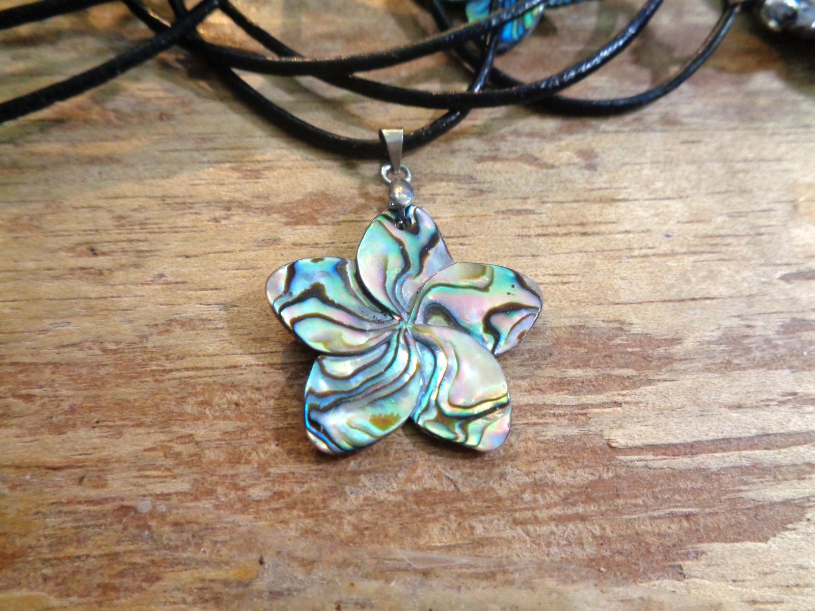 30MM CARVED PAUA ABALONE SHELL HAWAIIAN PLUMERIA PENDANT LEATHER NECKLACE 18″ #1