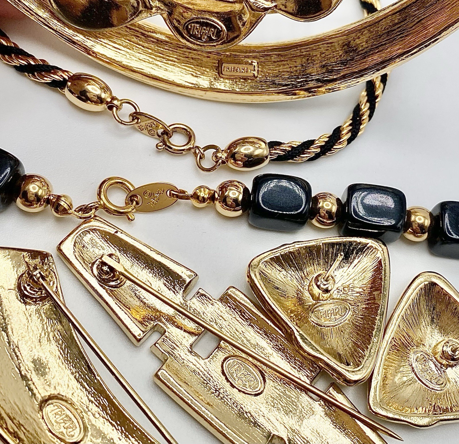 Signed Vintage Trifari Park Avenue Noir 7 Pc Power Era Black Cream Jewelry