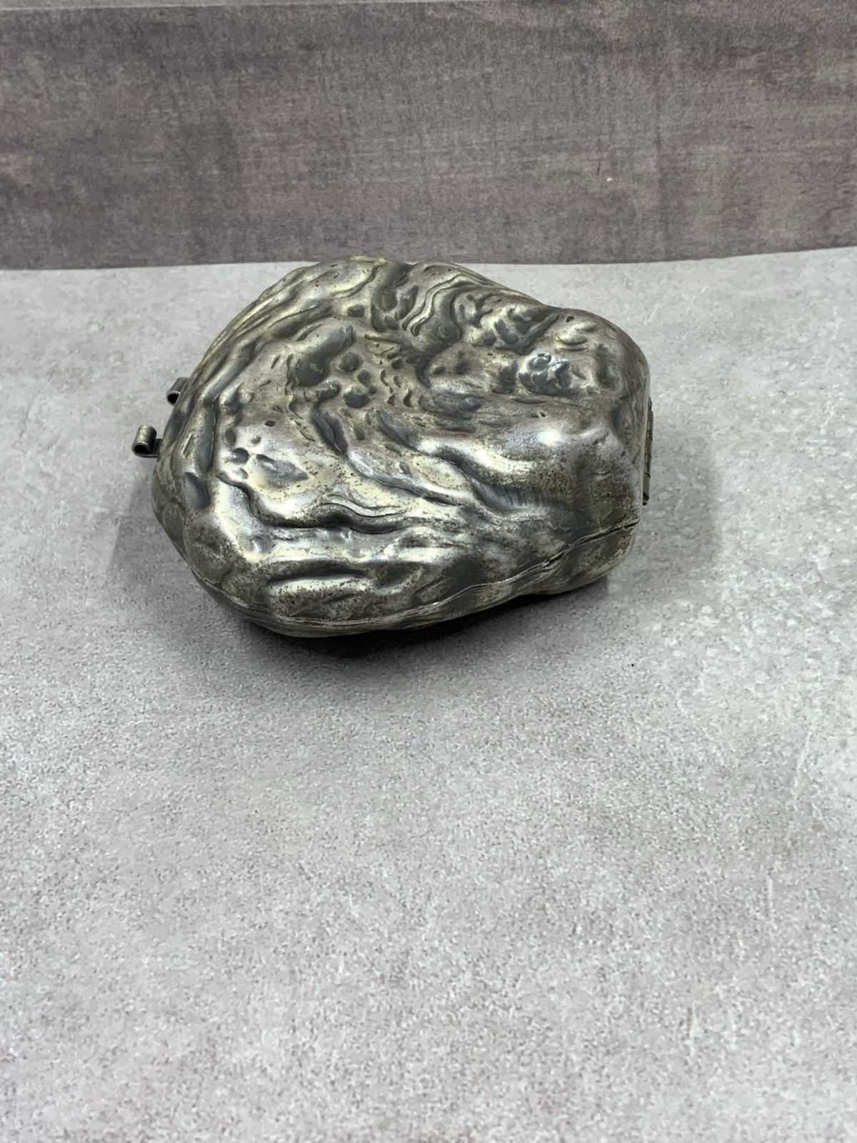 Vint. SHIELDS SEA GEMS 1940’s Clam Shell Peral Presentation Metal Box3.25″x3″x1″