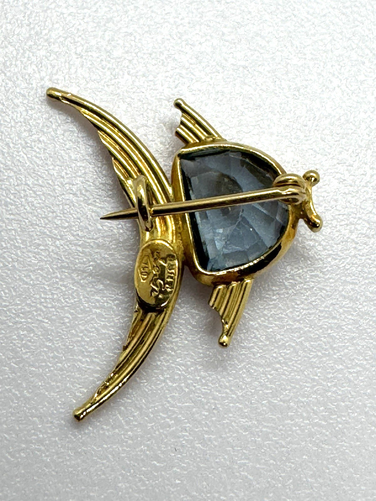 18k Le Gi Blue Topaz Fish Pin C Clasp little brooch with character 2.4 grams