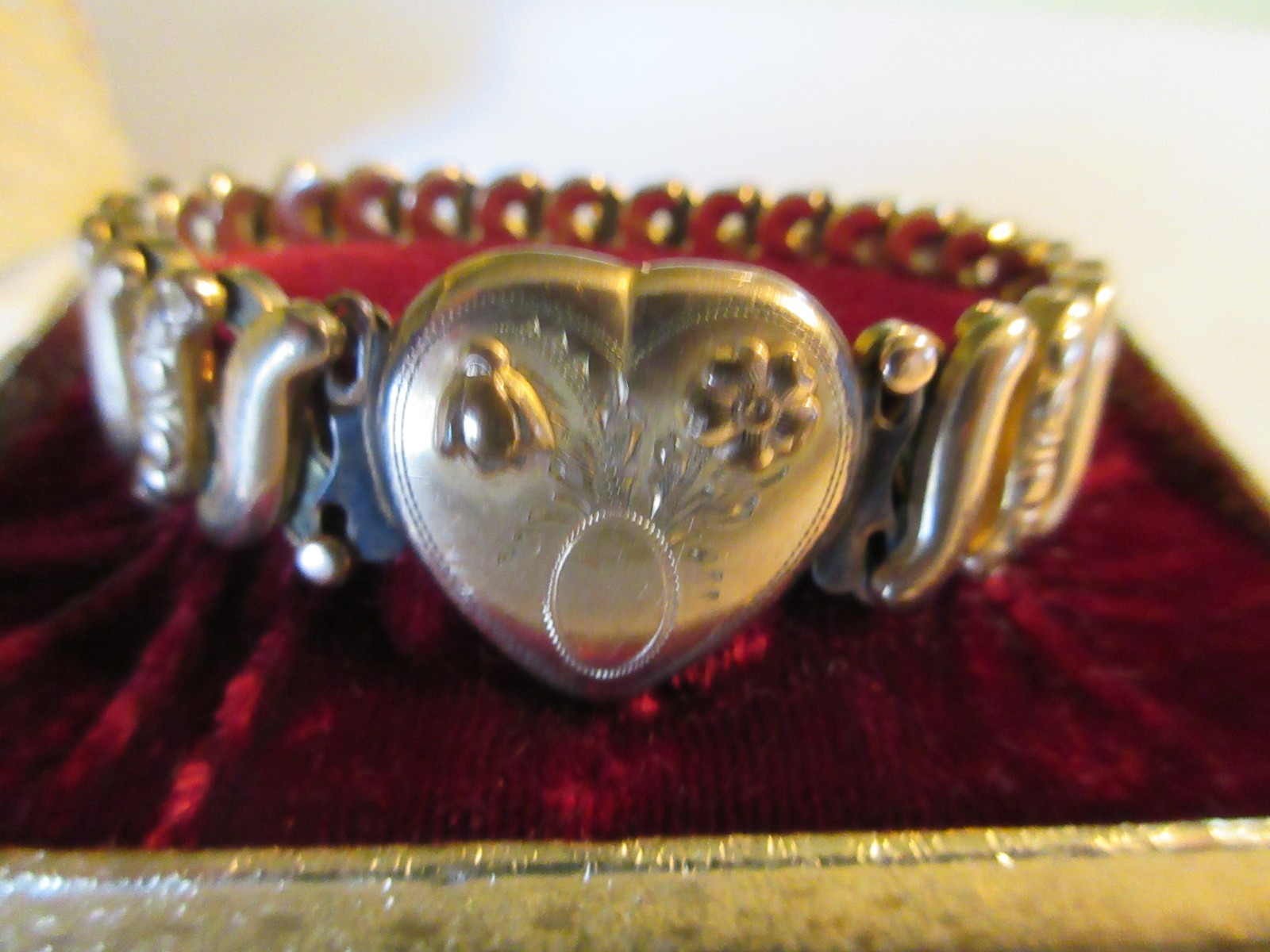 Vintage 1940″s WW11 Sweetheart Expansion Bracelet Victoria Gold Filled w/Box