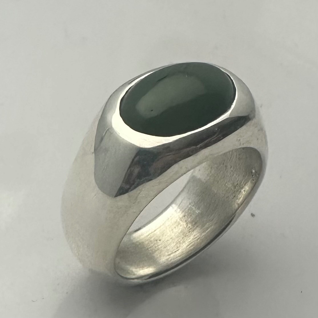 MJG STERLING SILVER MEN’S RING. 14 x 10mm OVAL GENUINE JADE. SZ 10. 18 GRAMS