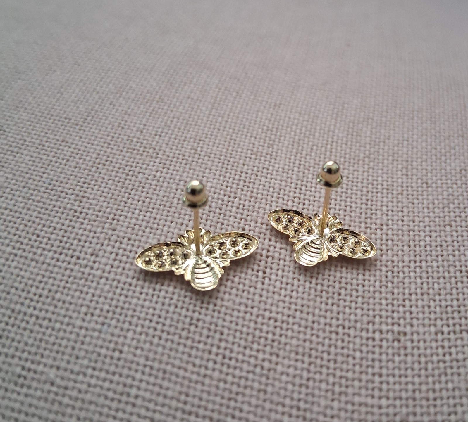 10k gold bumble bee screw back stud earrings / arete abeja de oro 10K de rosca.