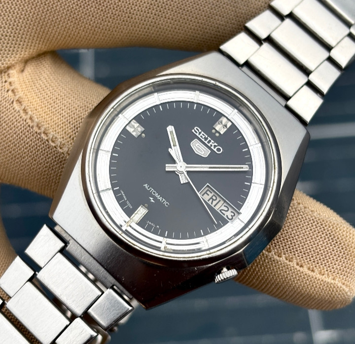Vintage Seiko 5 Automatic Octagonal Case Japan Made Men’s Watch 7009-8830.