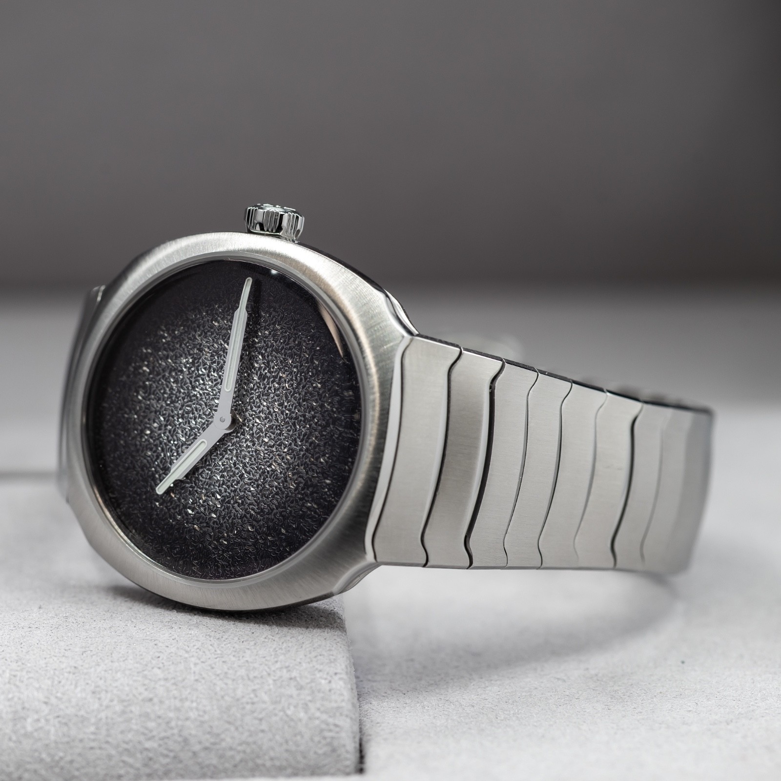 H. Moser & Cie. Streamliner Two Hands, Silver frosted dial Full Set 2026!