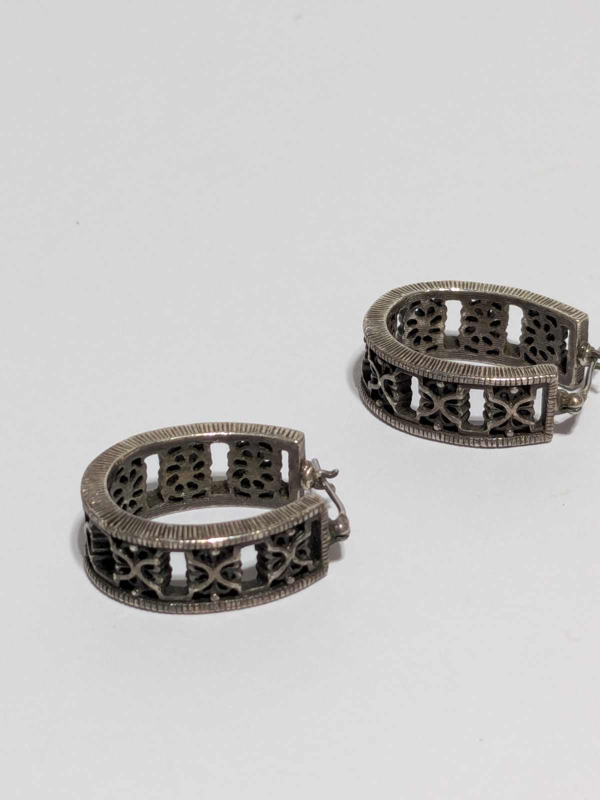 Silver Tone Oval Hoop Filigree Style Earrings 1″. Push Lock Closure. Textured.