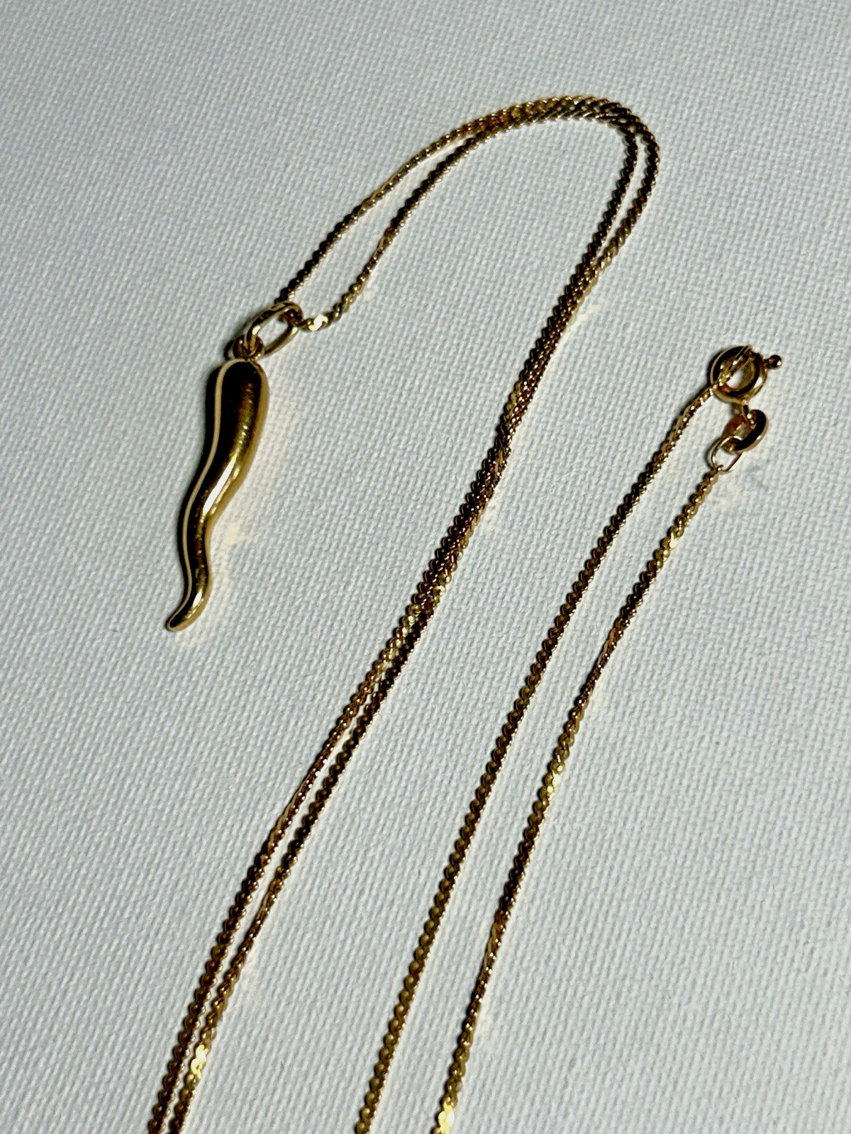 18k solid gold Italian horn weight is 1.2gr. includes 28″ 18K gold Neckless