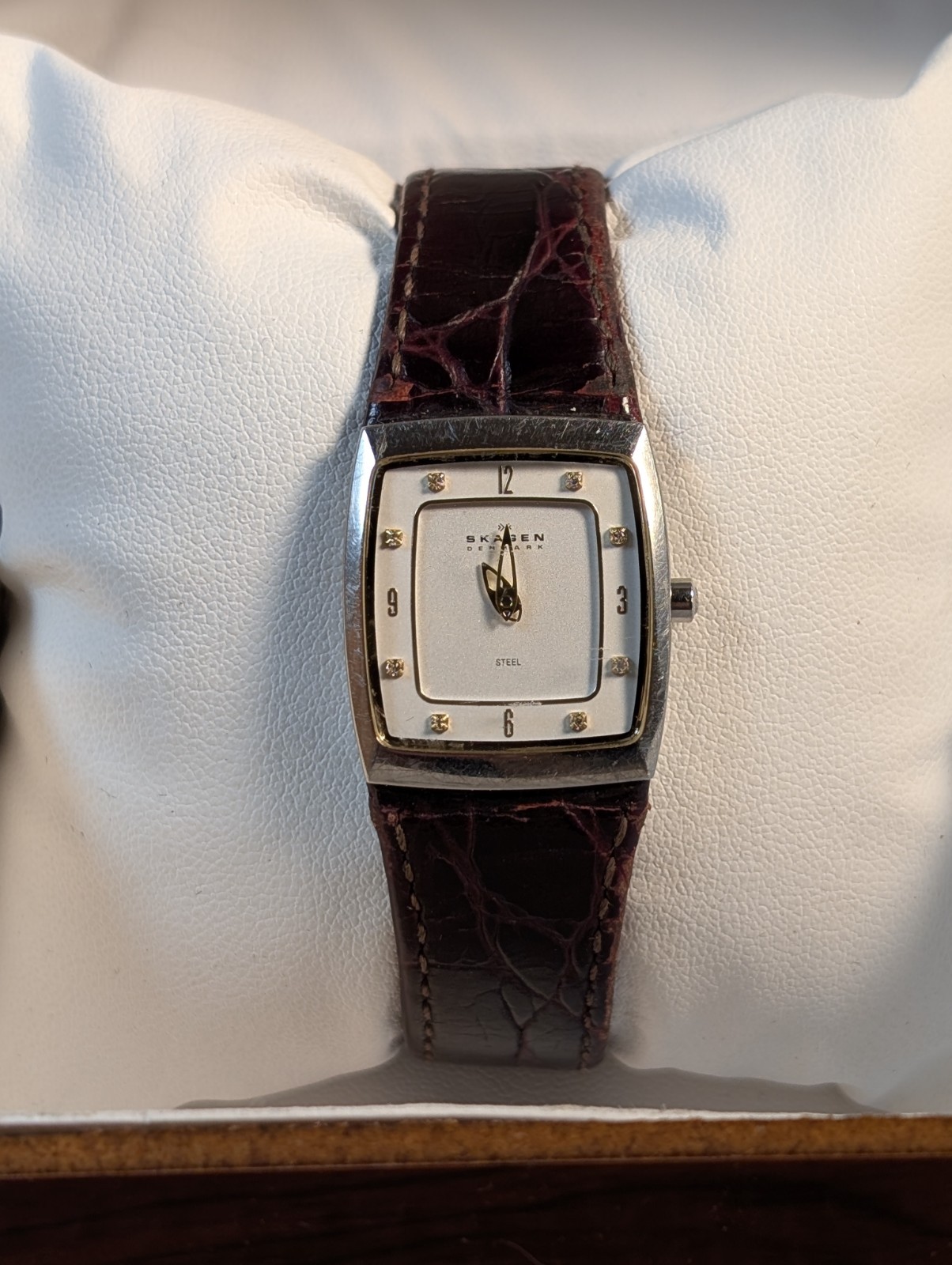 Skagen Denmark 380xSSLD4A Quartz, Needs battery Cream dial, Diamond indices