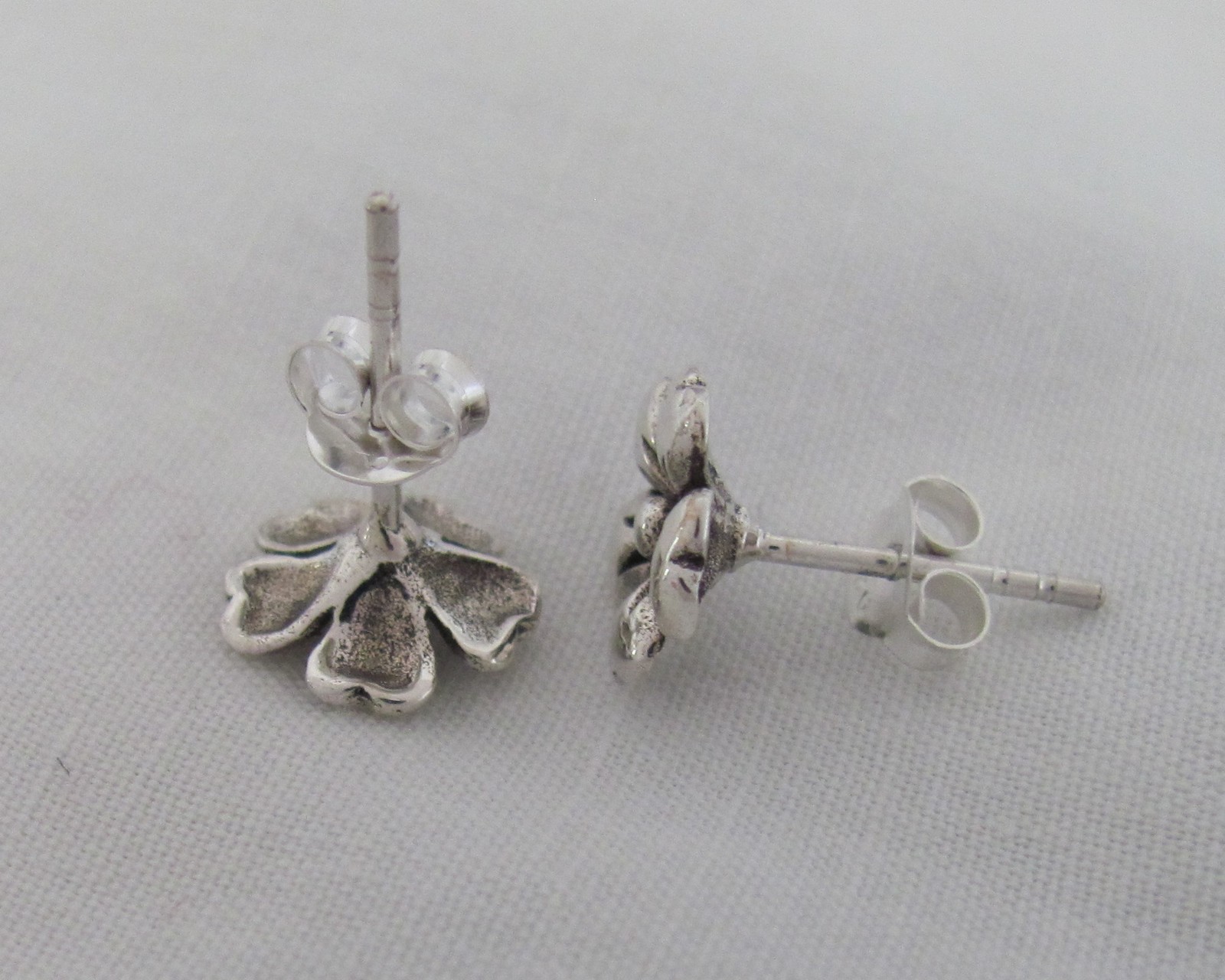 Sterling Silver 9mm Poppy Flower post stud earrings.