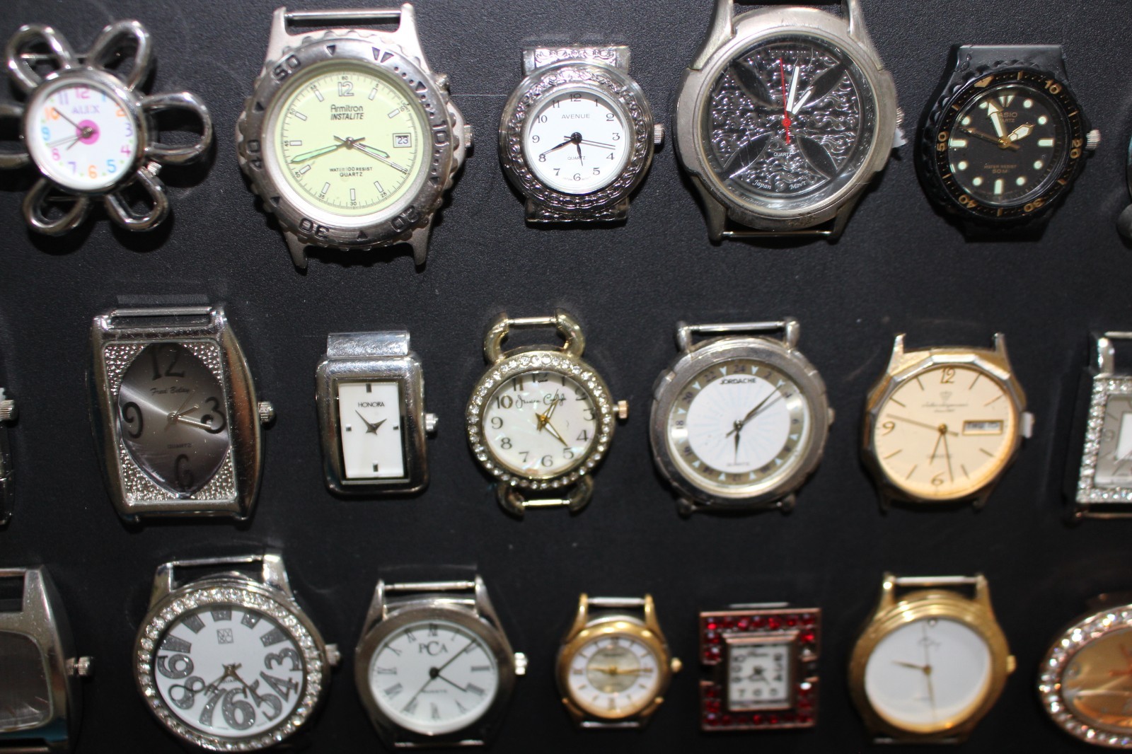LOT OF 33 VINTAGE MALE AND FEMALE WATCHES