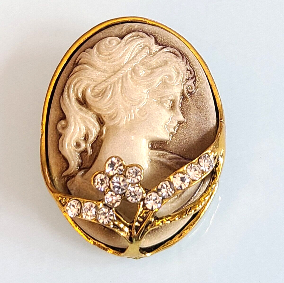 GORGEOUS 1 1/2 INCH DIMENSIONAL RESIN RHINESTONE CAMEO FLOWERS BROOCH PIN WOW