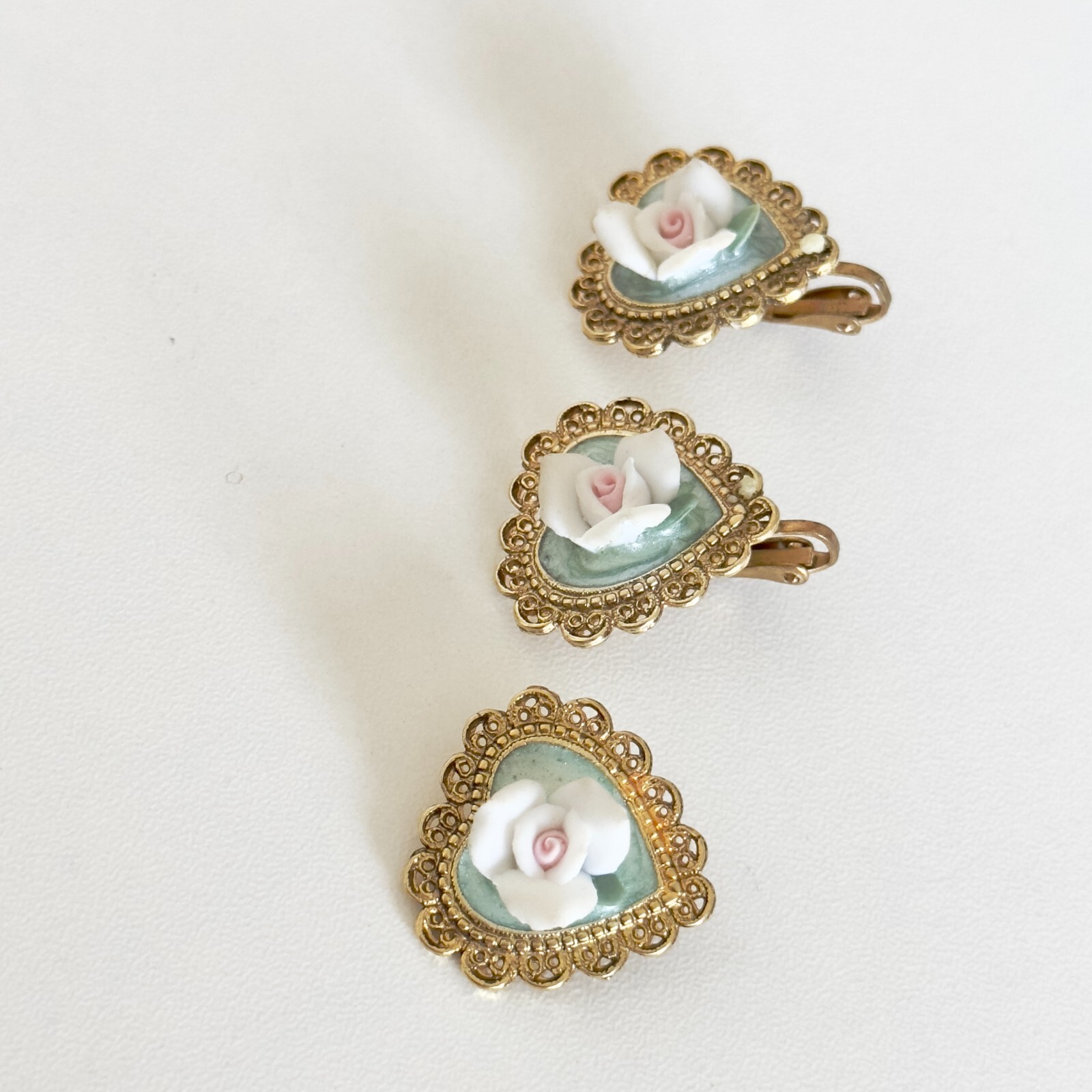 Vintage Green Enamel Ceramic Flower Gold Tone Heart Clip On Earrings Pendant Set