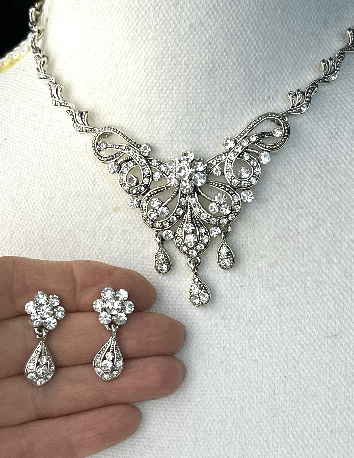 Vintage Necklace and Earrings Set Jewelry Floral design all occasion Gift
