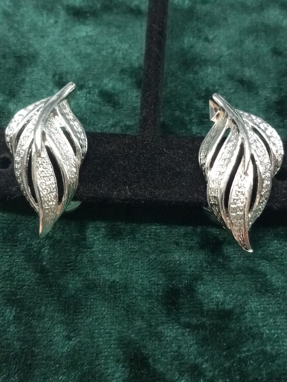 Detailed open work design silver tone Leaf Brooch & Clip-on Earring Set