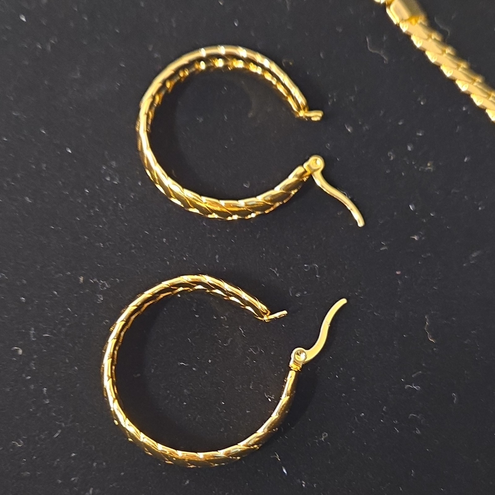Gold Tone 3-Piece Jewelry Set Necklace Bracelet Hoop Earrings