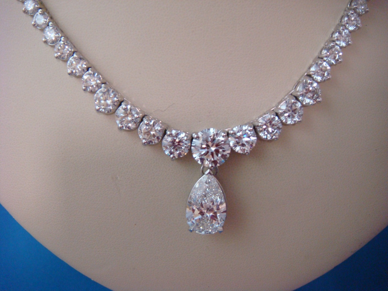 30.0 CARAT RIVIERA DIAMOND NECKLACE CENTER 5.0 CARAT 34.5 GRAMS LAB-GROWN 14 KT.