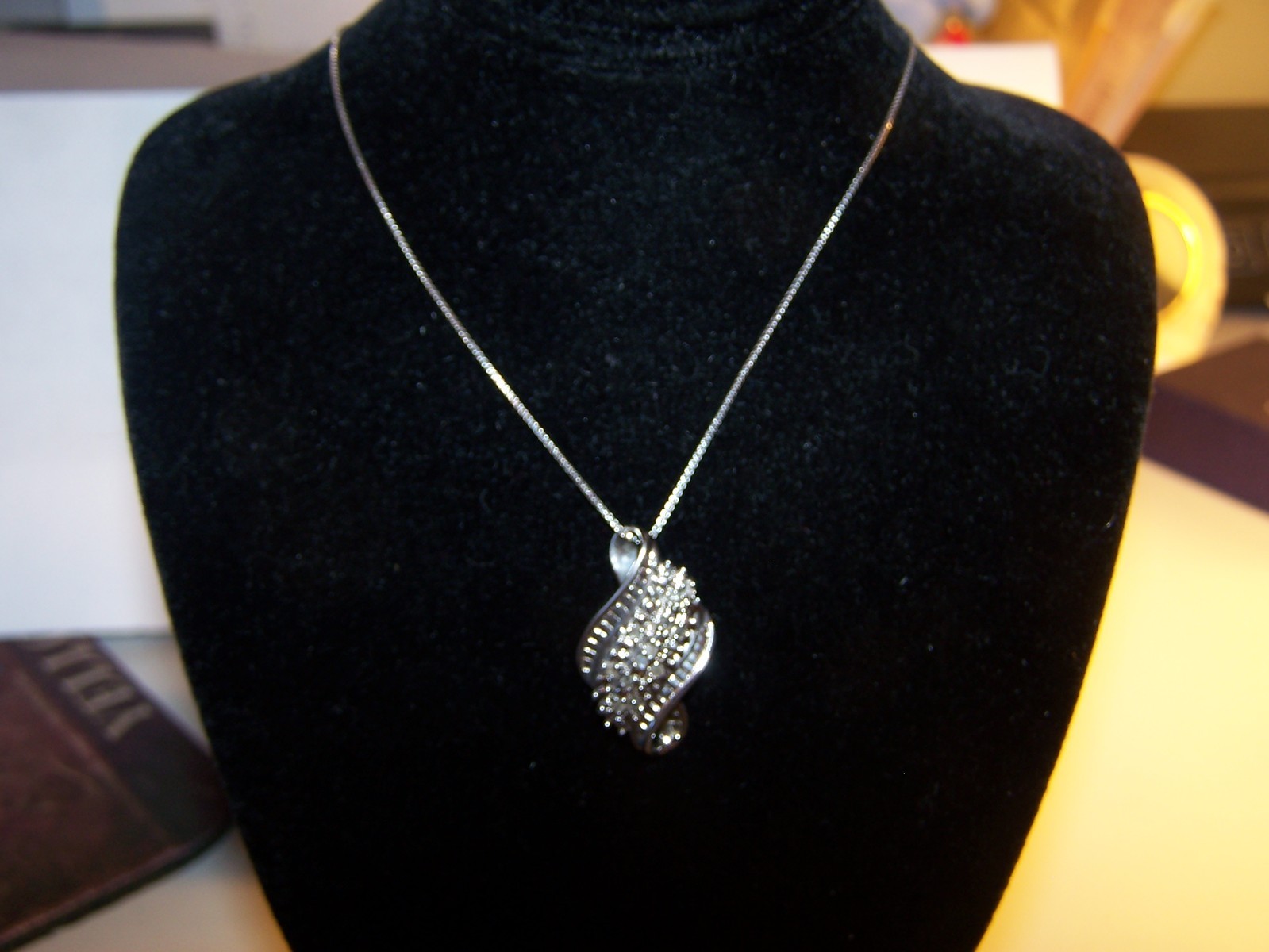ZALES/KAY’S DESIGNER 27 DIAMOND STERLING SILVER PENDAT,CHAIN & MATCHING EARRINGS