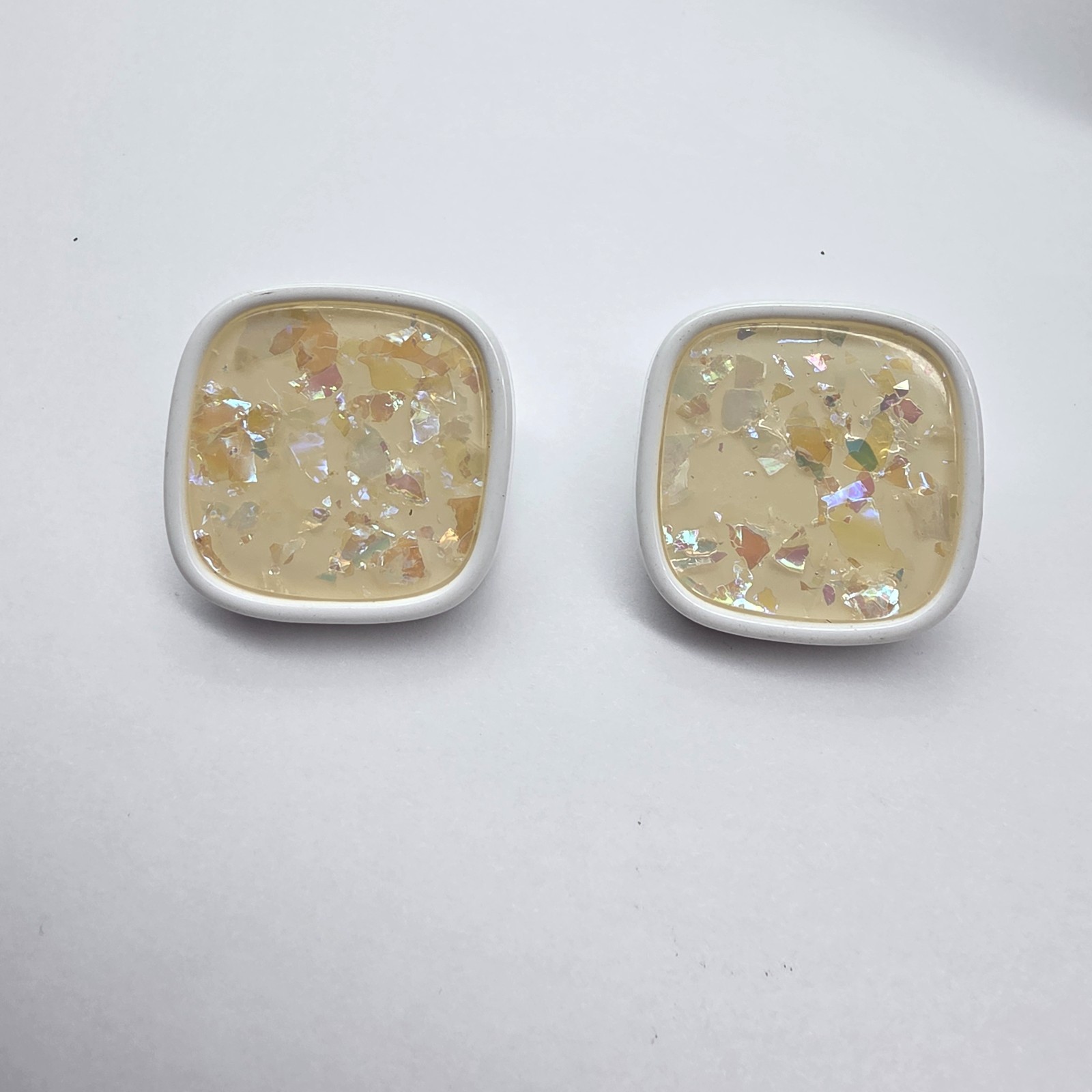Unsigned Avon White Plastic Cream Glitter Confetti Pierced Earrings Vintage