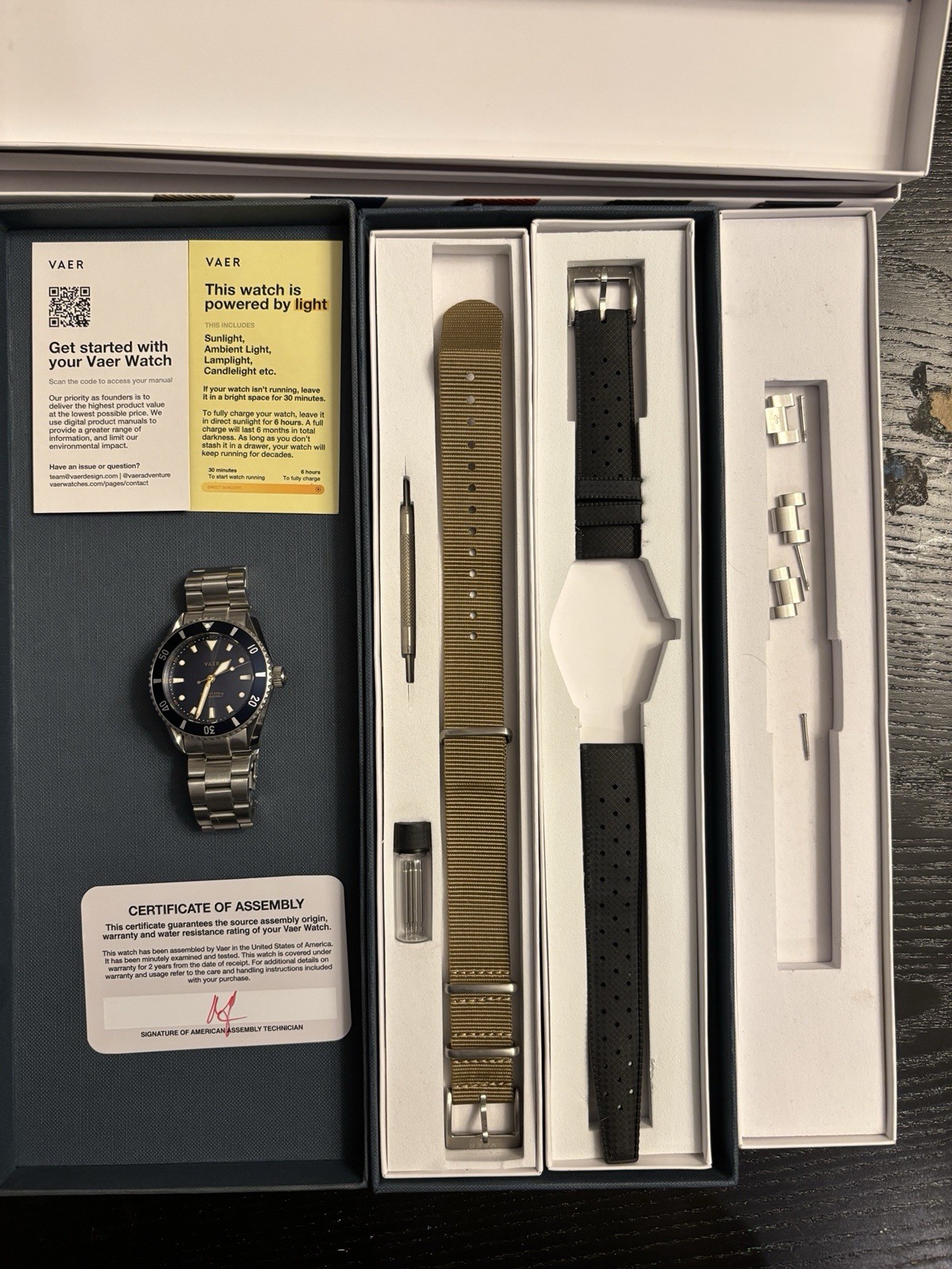 VAER D4 Meridian Navy Solar 38mm 200m Quartz Blue Dial Steel Bracelet Box