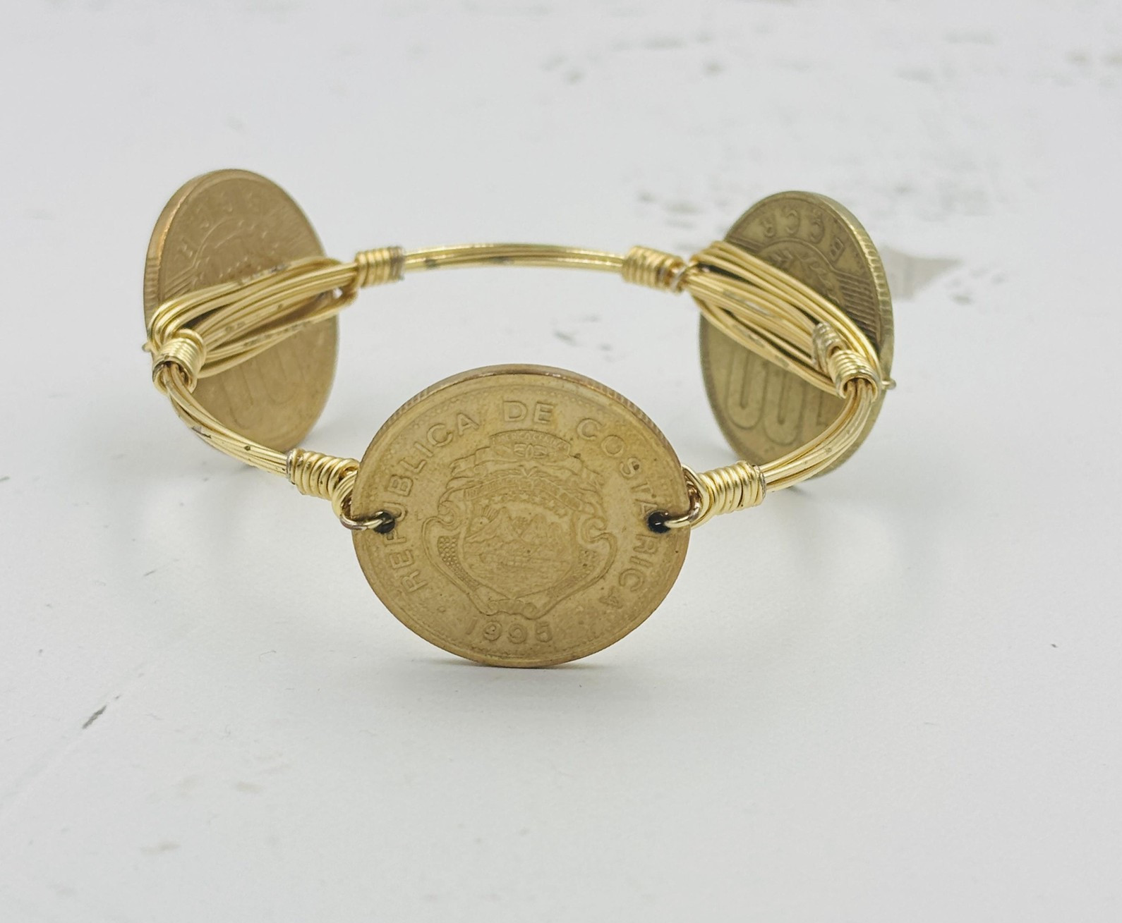 Vintage Costa Rica Coin Charm Bracelet Gold Tone Wire Bangle Travel Jewelry